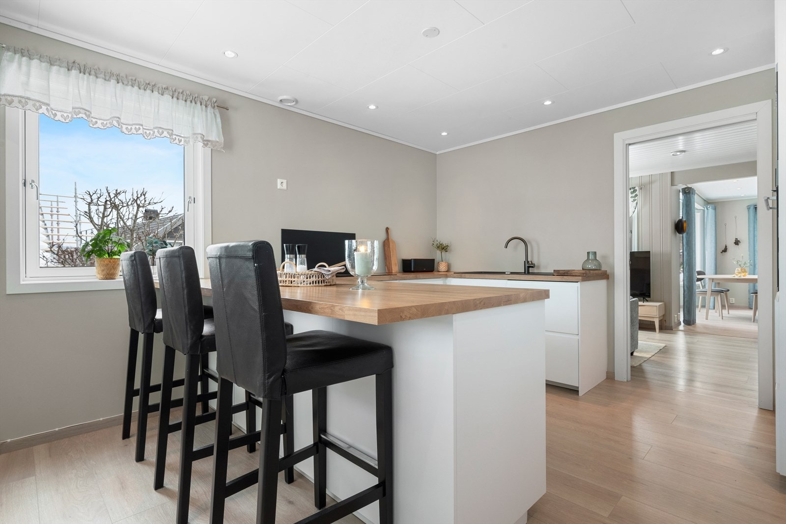 Kjøkkenet har godt med skap- og benkeplass, perfekt for å få god arbeidsflyt! Galleribilde