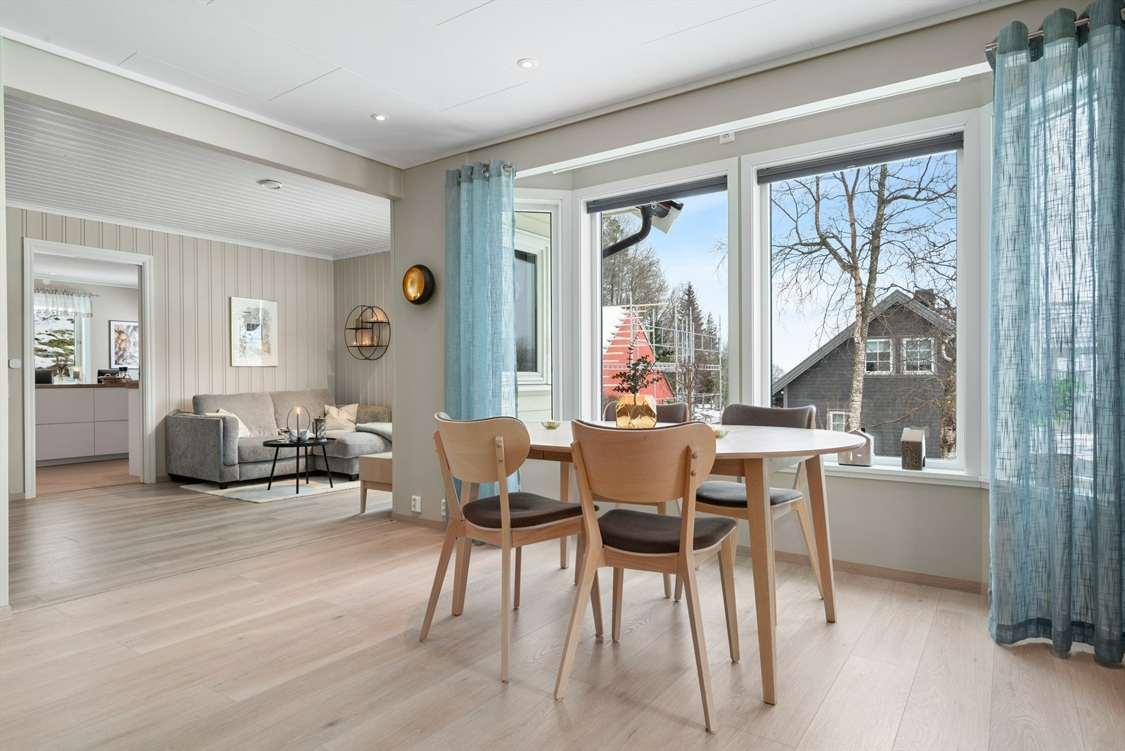 Stuen/spisestuen har god møbleringsfrihet, og kan enkelt innredes i de ulike sonene. Galleribilde