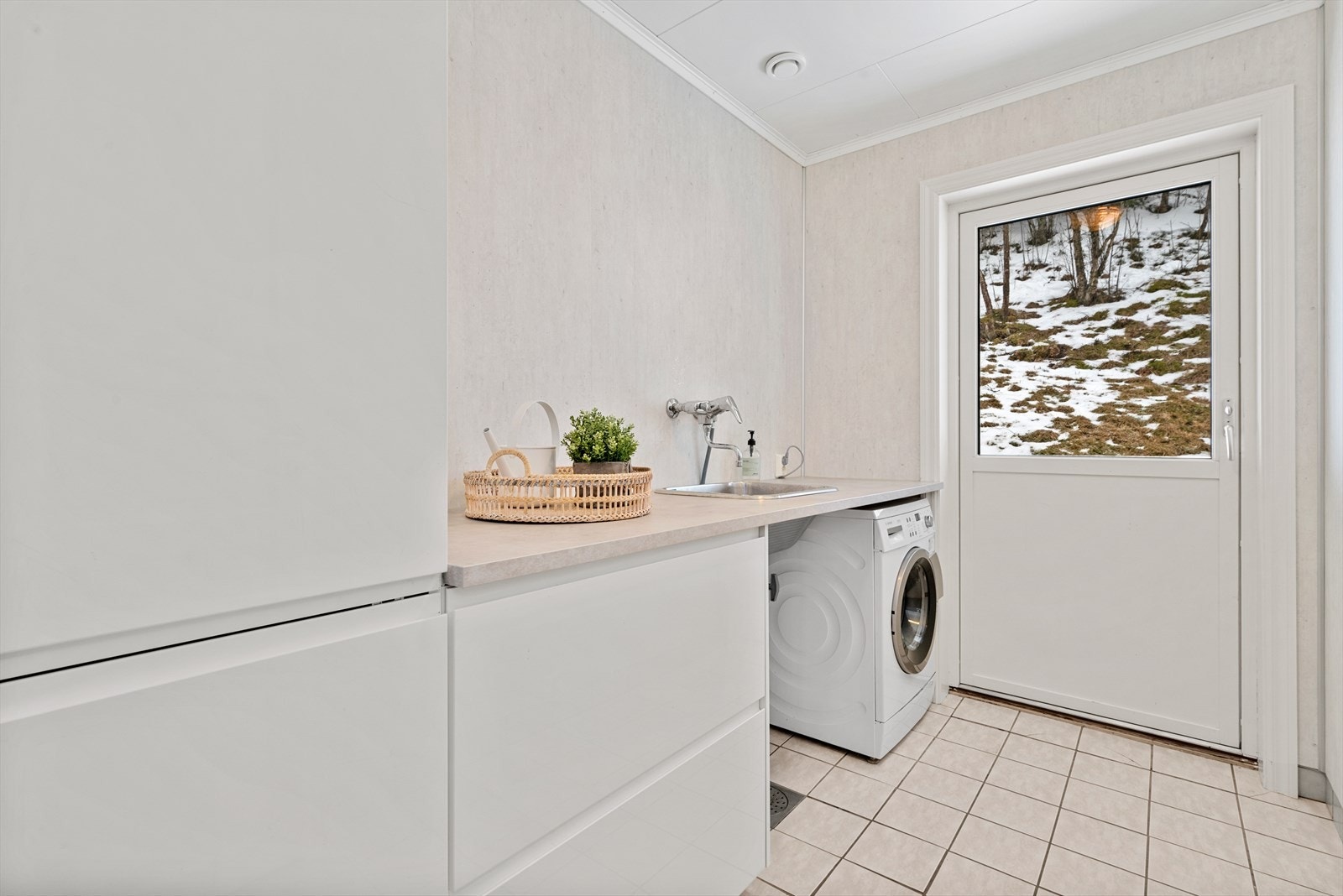 I boligen finner man et praktisk vaskerom som er oppgradert i 2022, med egen inn/utgang. Galleribilde