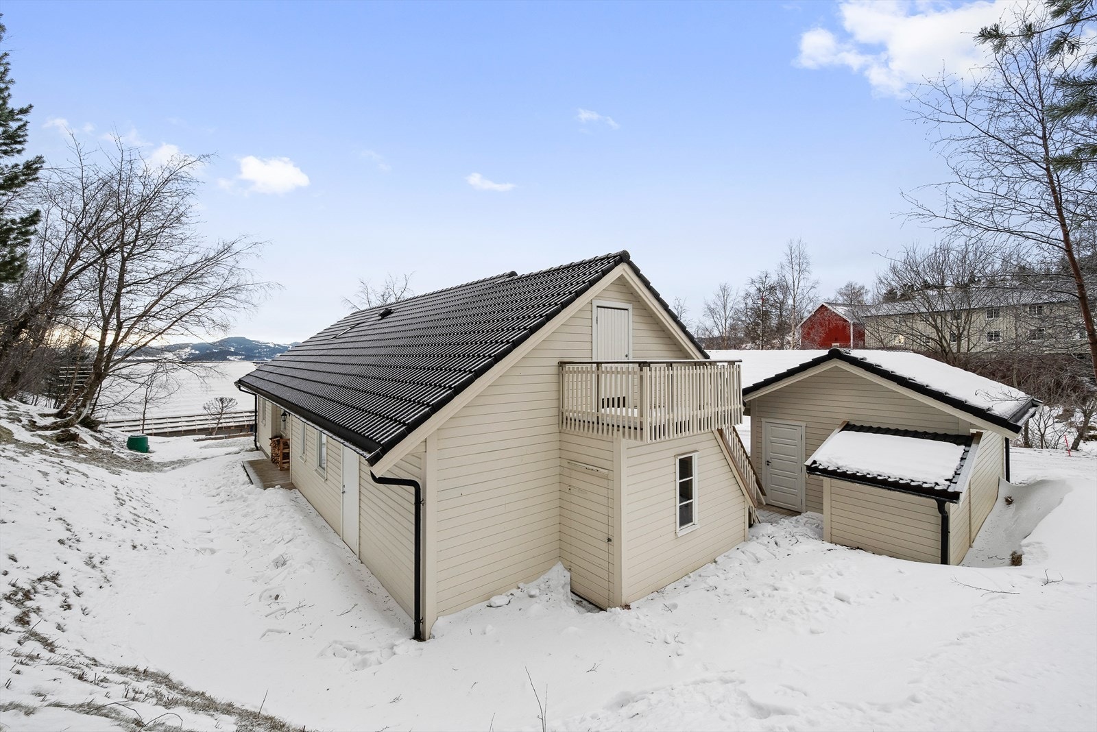 Fra utsiden av boligen er det inngang til loftetasjen! Galleribilde