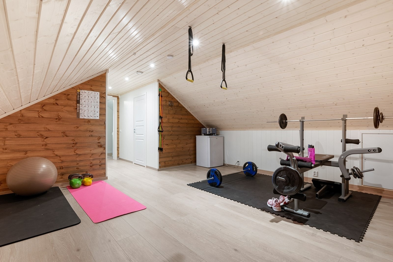 På loftet finner man bl.a. soverom, gang, innredet rom som er brukt som trimrom, to boder, lagringsplass i kneloft og uinnredet garasjeloft. Galleribilde