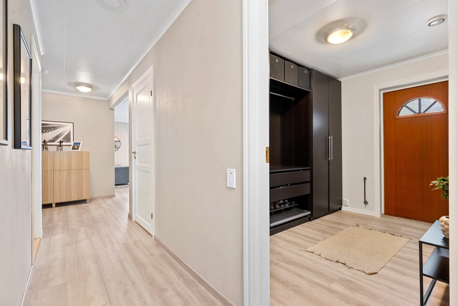 I gangen har boligen en praktisk bod på 3,5 kvm og et teknisk-rom på 4 kvm. Galleribilde