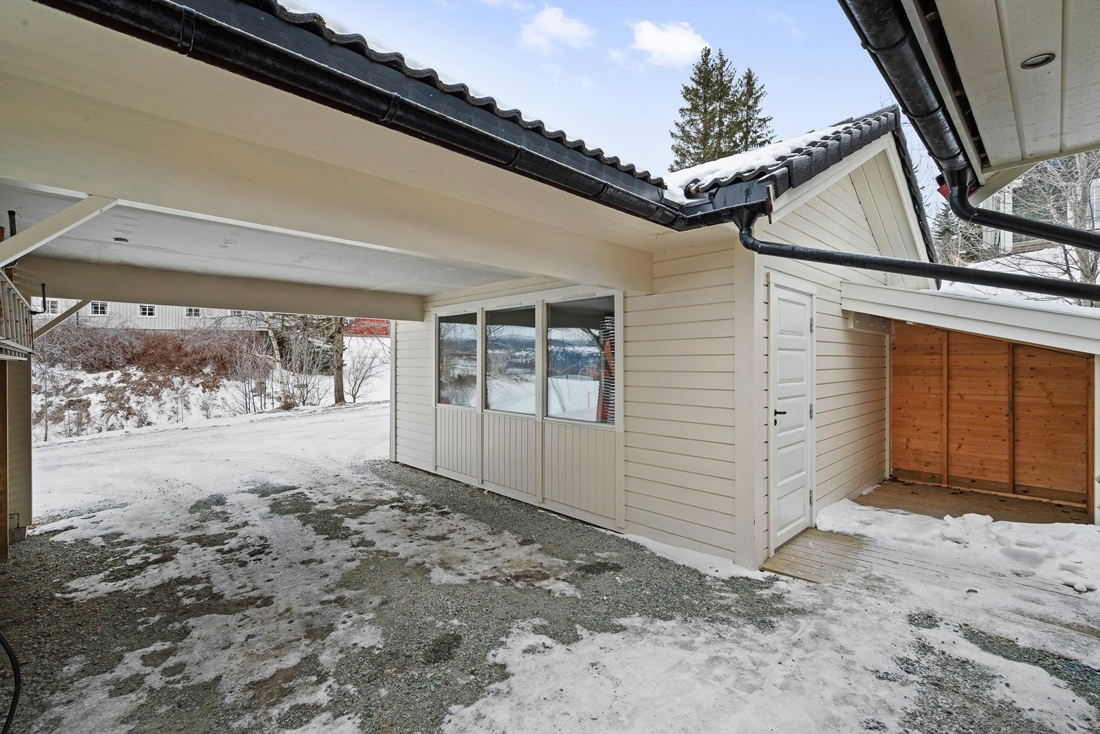 I carporten er det koblet opp elbil-lader. Galleribilde