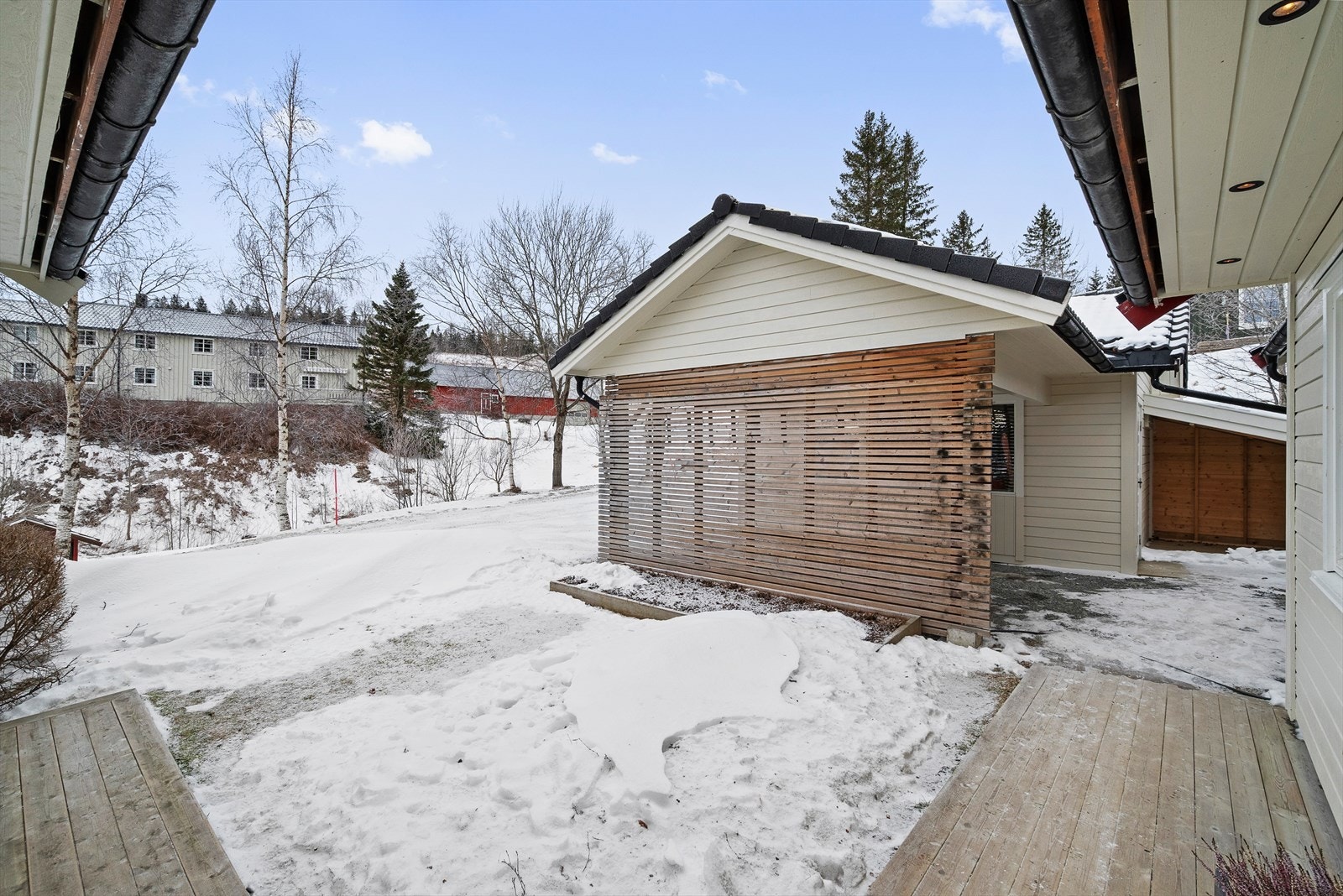 Av parkeringsmuligheter har eiendommen to garasjer, hvor en er integrert og en fra 2015. I tillegg er det en carport og øvrig parkering er i gruslagt gårdsplass. Galleribilde