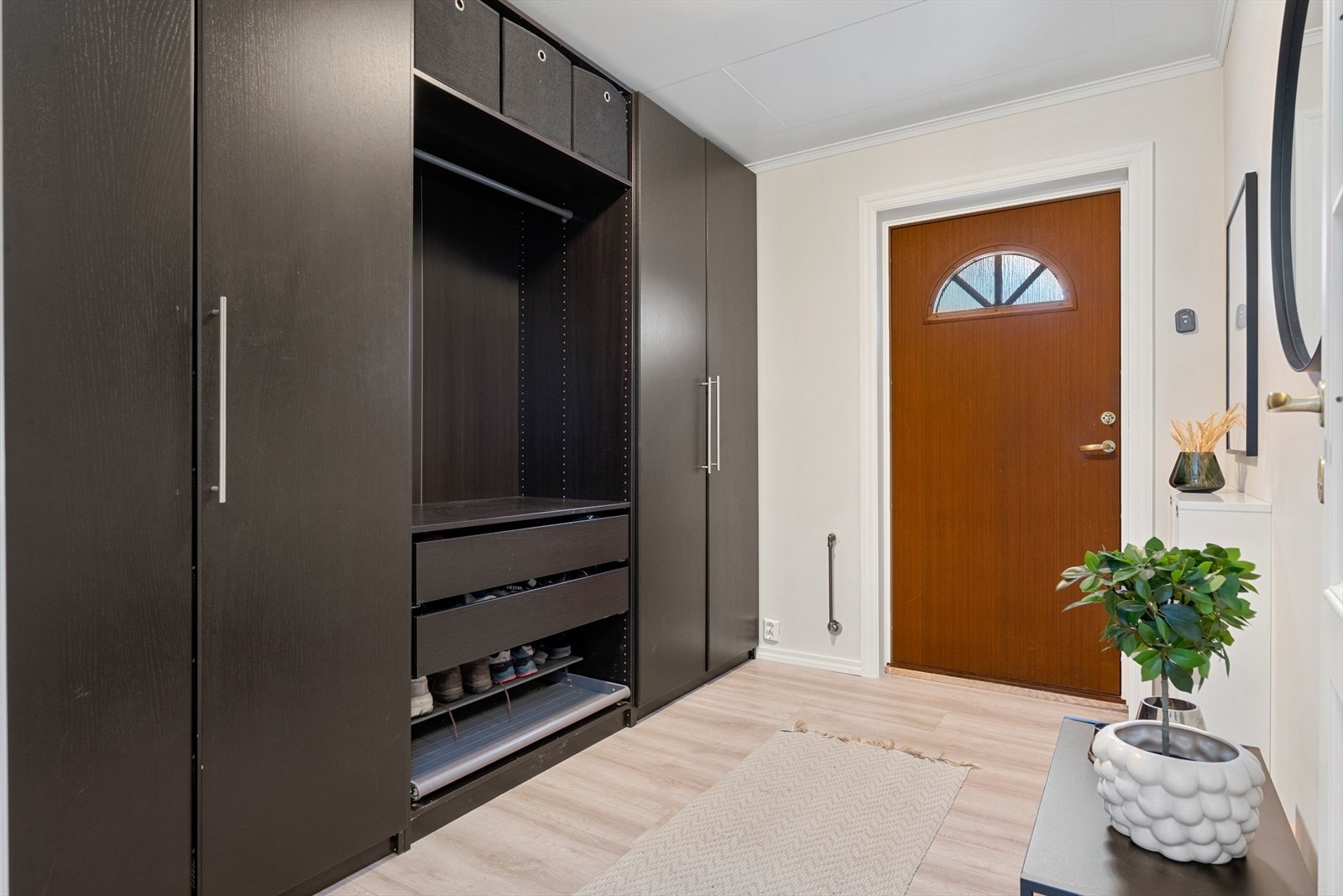 Man blir møtt av en innbydende og romslig entrè er på 7,5 kvm, med god plass til oppbevaring av både sko og uteklær! Galleribilde