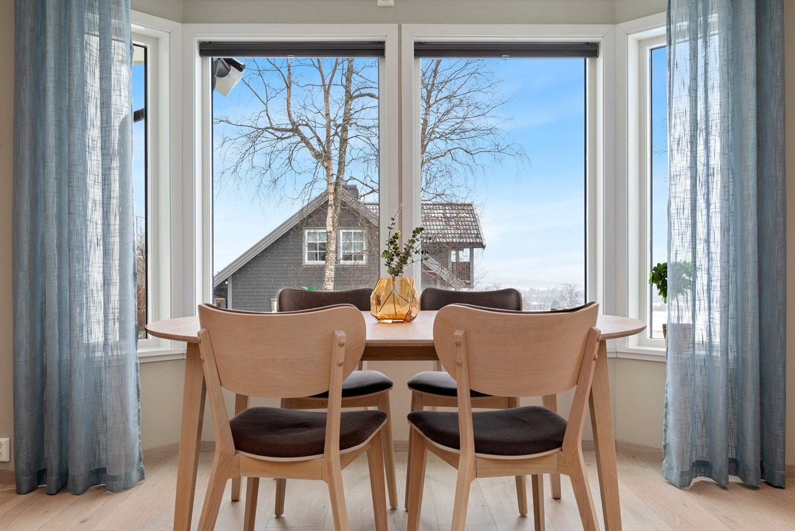 Ved spisestuen har man gode vindusflater, som gir godt med naturlig lysinnslipp og vidstrakt utsikt. Galleribilde