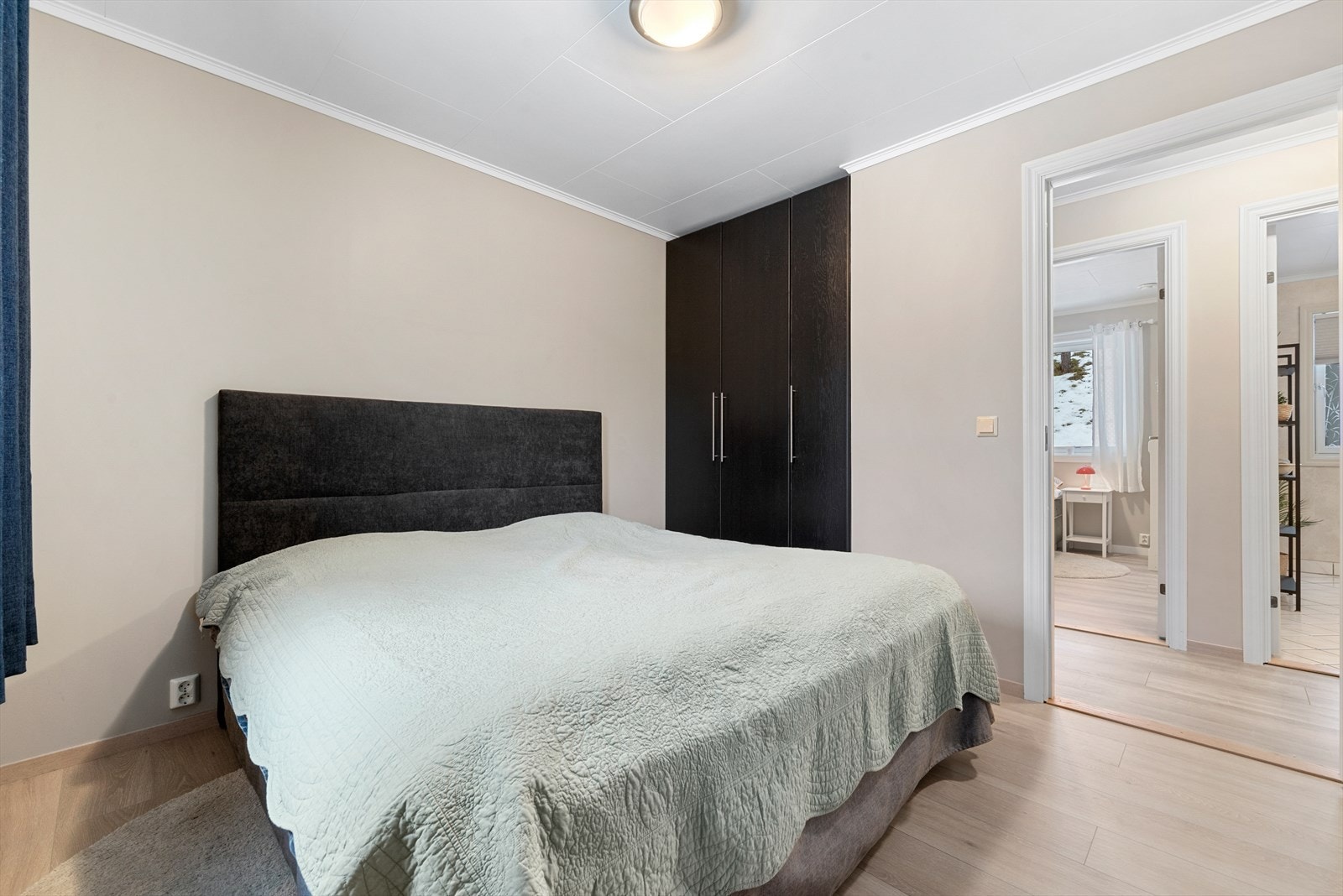 Her har man et praktisk, innebygd garderobeskap for oppbevaring. Galleribilde