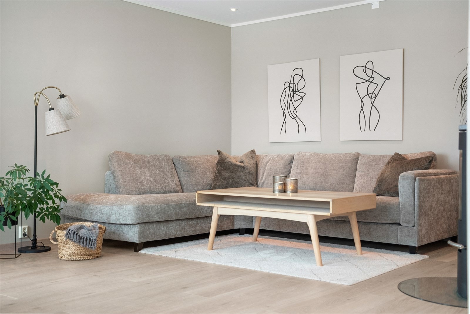 Stuen er lun, med god plass til å invitere venner og familie for sosiale sammenkomster! Galleribilde