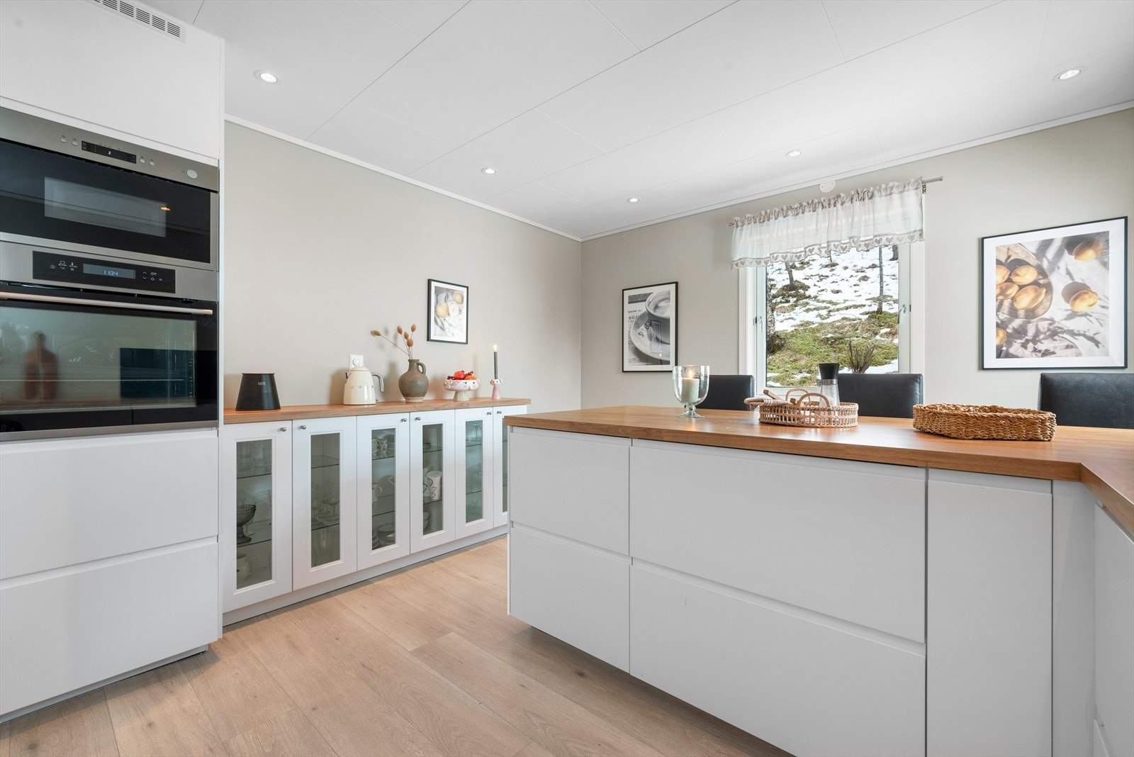 Kjøkkenet er oppgradert i 2024 med en moderne, tidløs innredning. Galleribilde