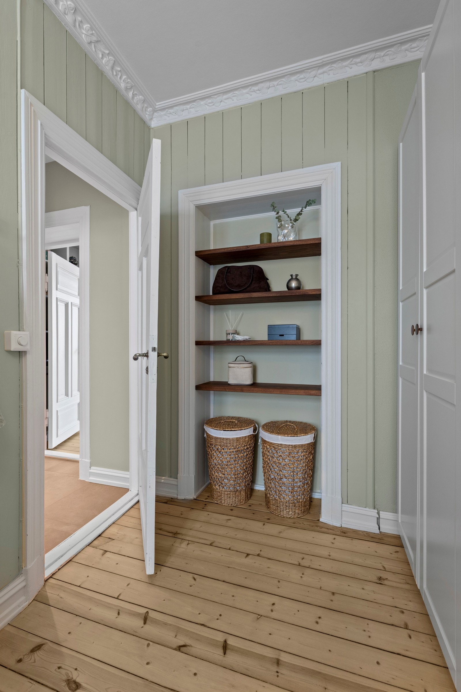 Her finner vi de samme delikate løsningene i heltre valnøtt som ekstra detalj og stil. Galleribilde