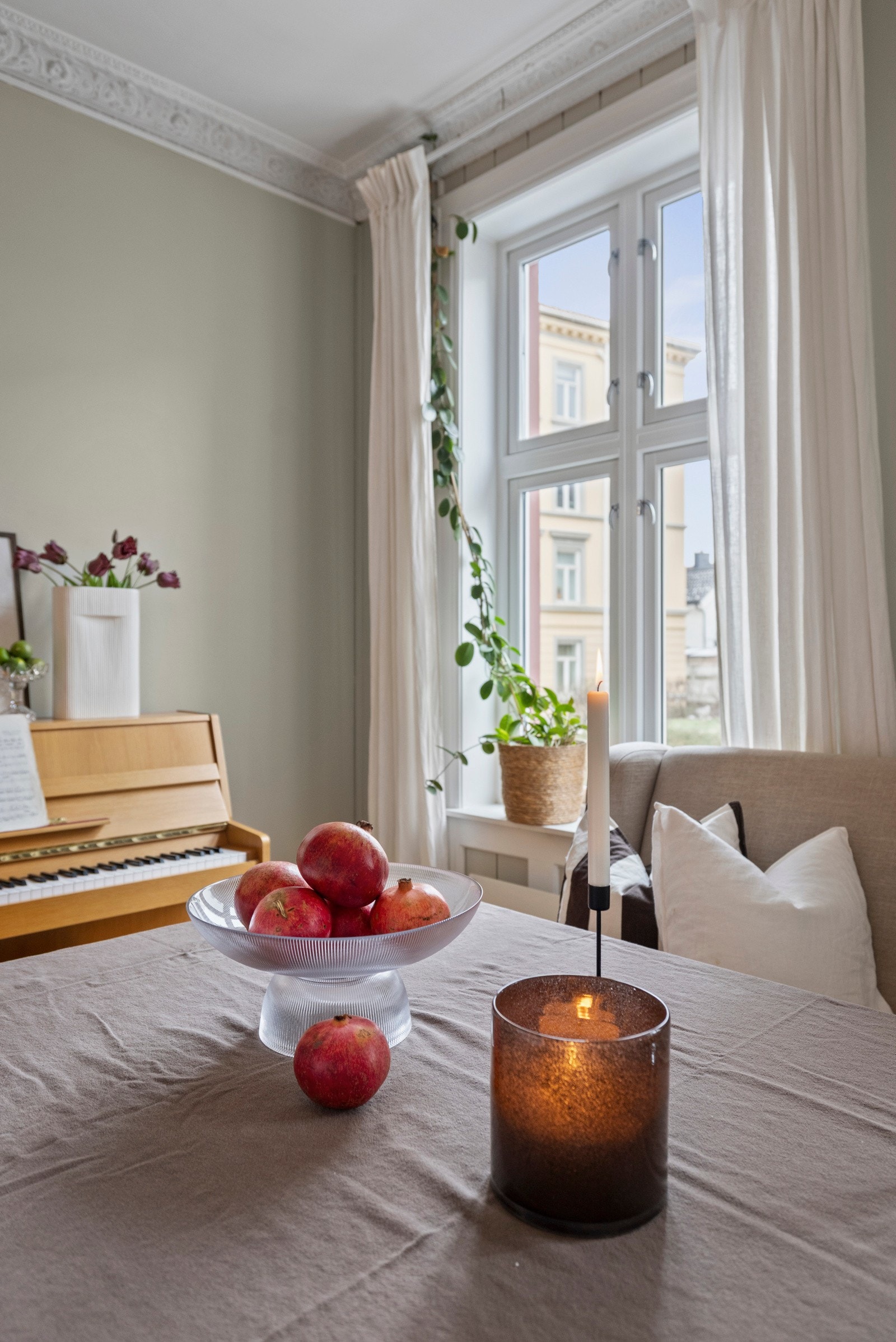 Store vinduer slipper inn rikelig med lys. Galleribilde