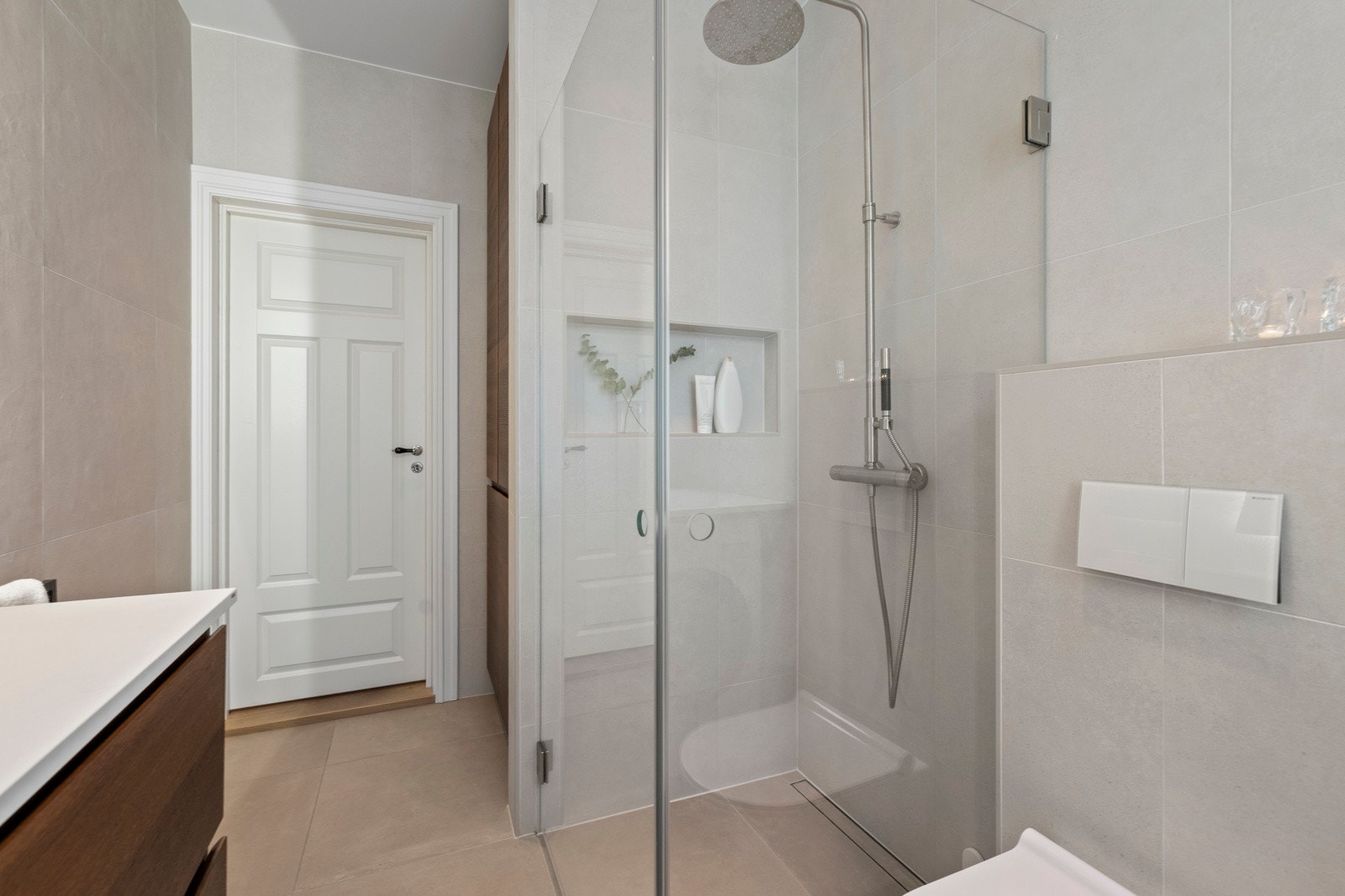 Stor og romslig dusjnisje Galleribilde