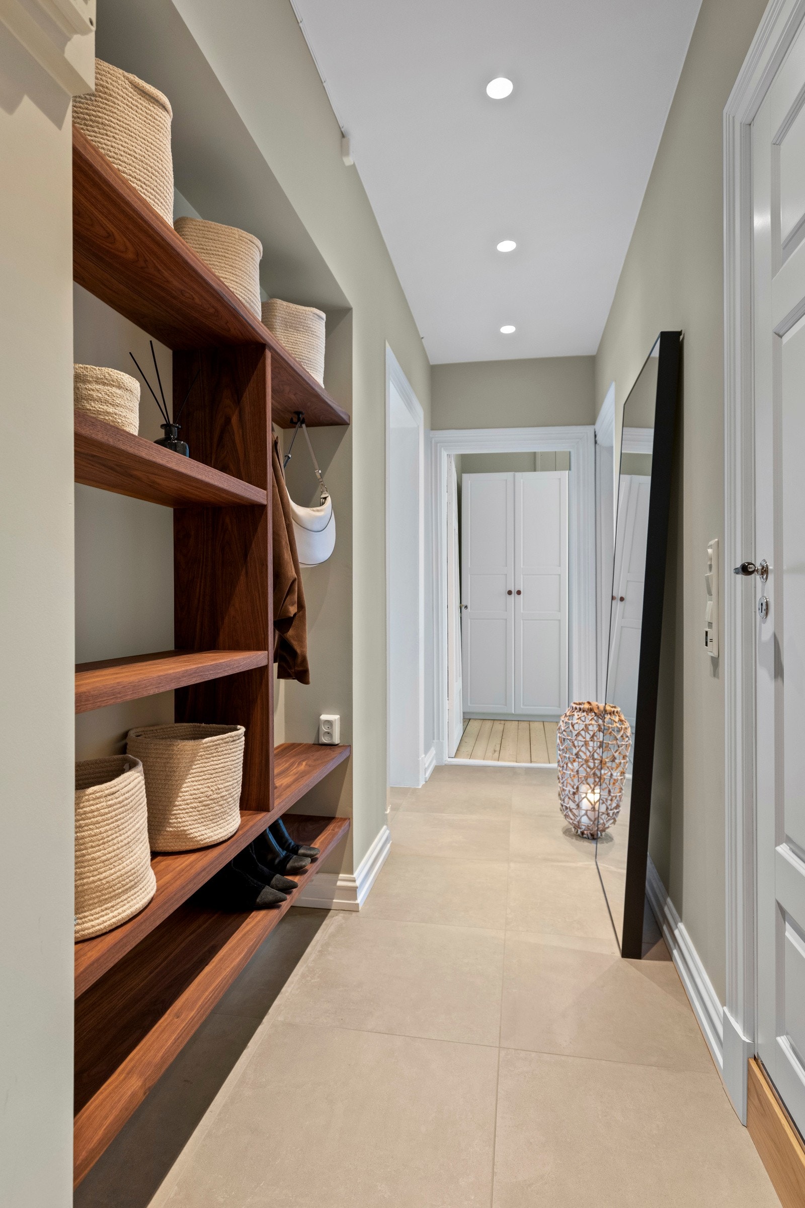 Entréen gir et herlig første intrykk av boligen som også ble pussett opp i 2024 Galleribilde