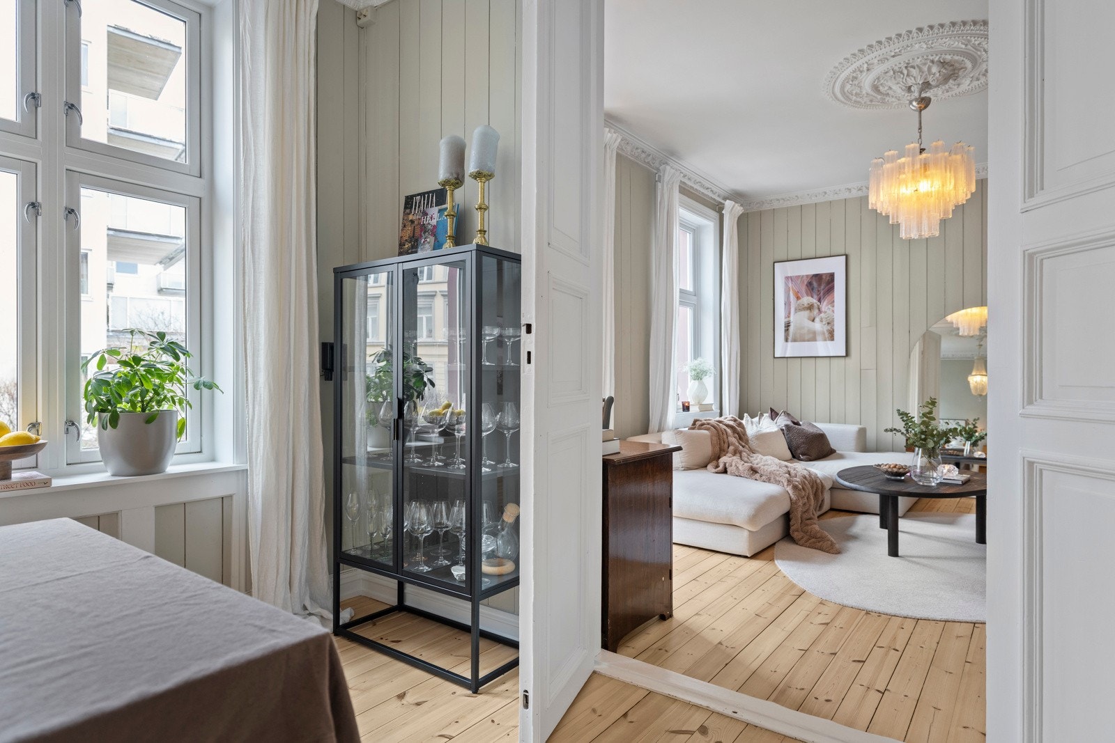 Det er store takhøye originale fløydører til stuen. Galleribilde