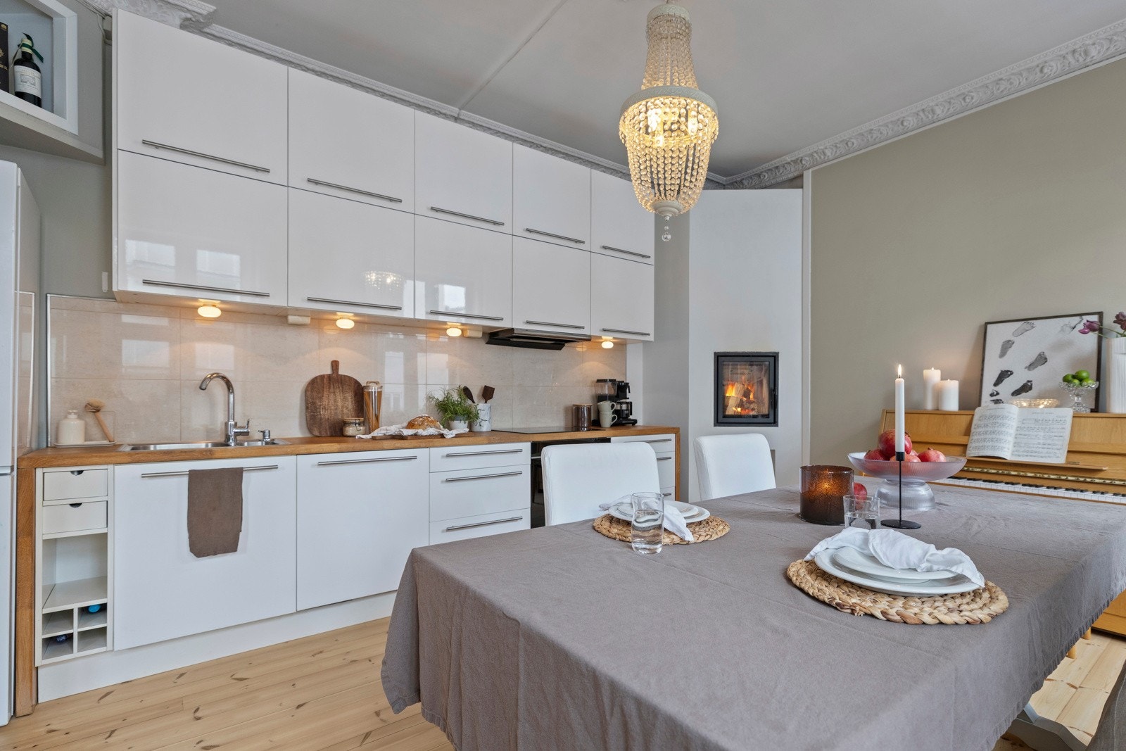 Rikelig med skap og benkeplass. Galleribilde