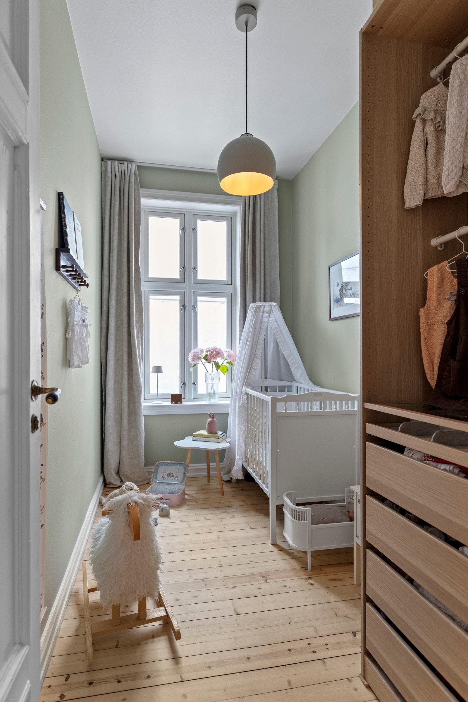 Det er også god plass til garderobe på dette rommet. Galleribilde