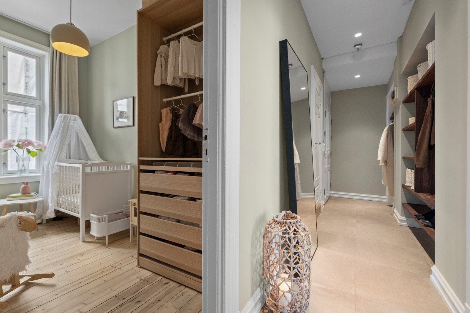 Soverom II samt entrè. De fine fargevalgene og løsningerne er gjennomgående for alle rom i boligen. Galleribilde