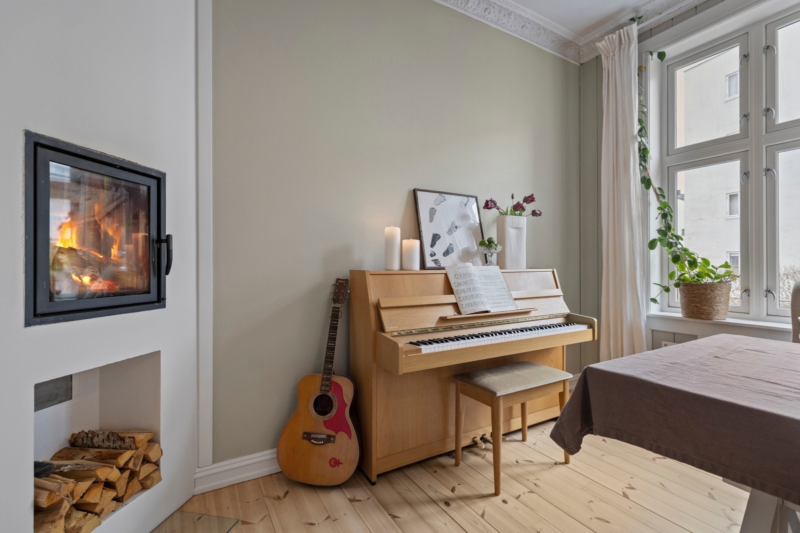 Den koselige peisen på kjøkkenet gir rommet særpreg Galleribilde