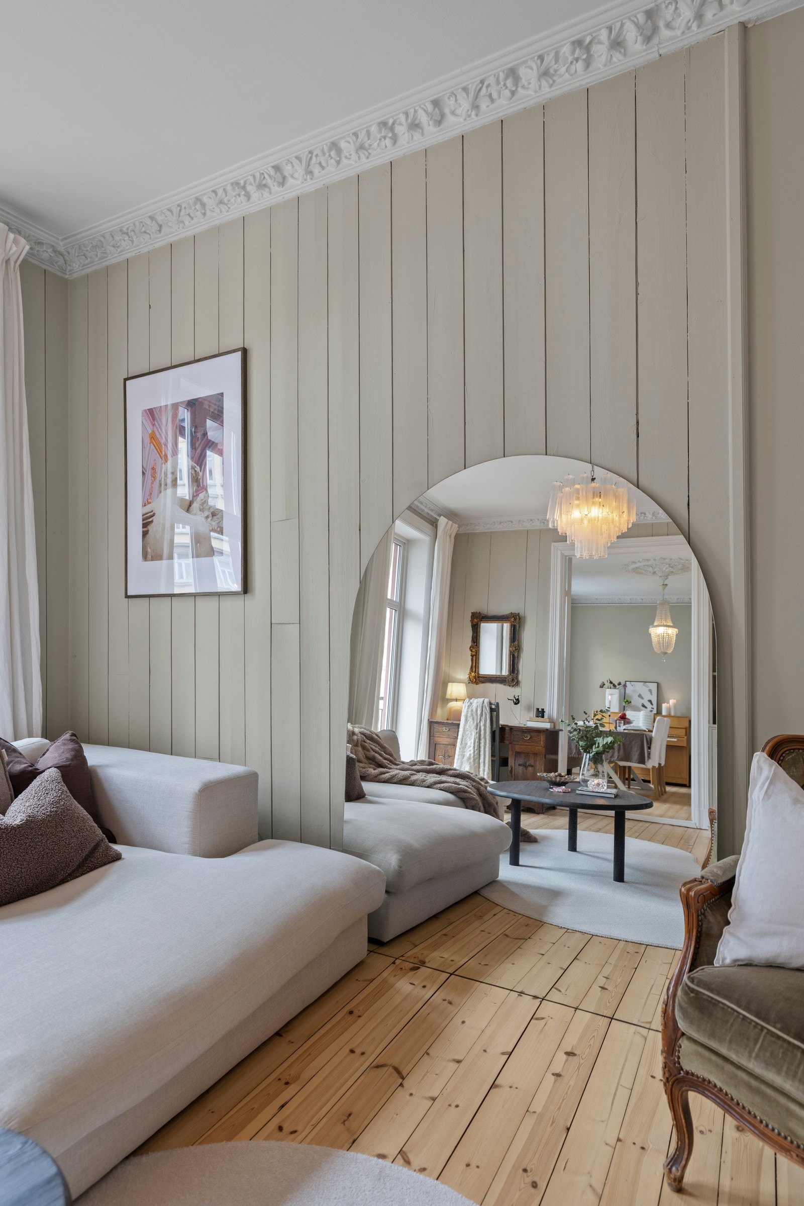 Delikate fargevalg og lekre tregulv i en stil som kler boligen og detaljer som rosett og stukkatur. Galleribilde