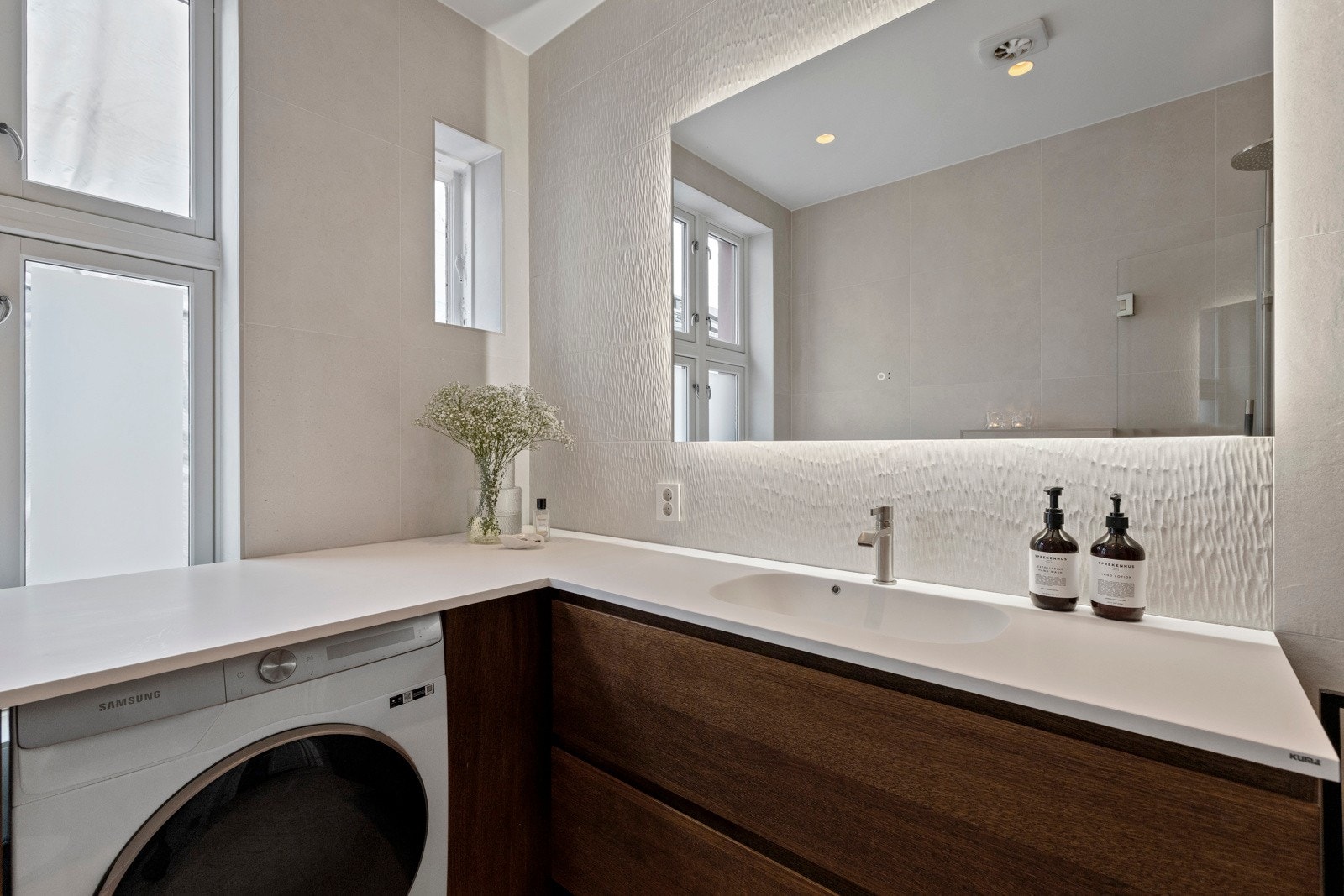 Klargjort ekstra stikk på bad for stikk i skuff under speil om man ønsker det. Galleribilde