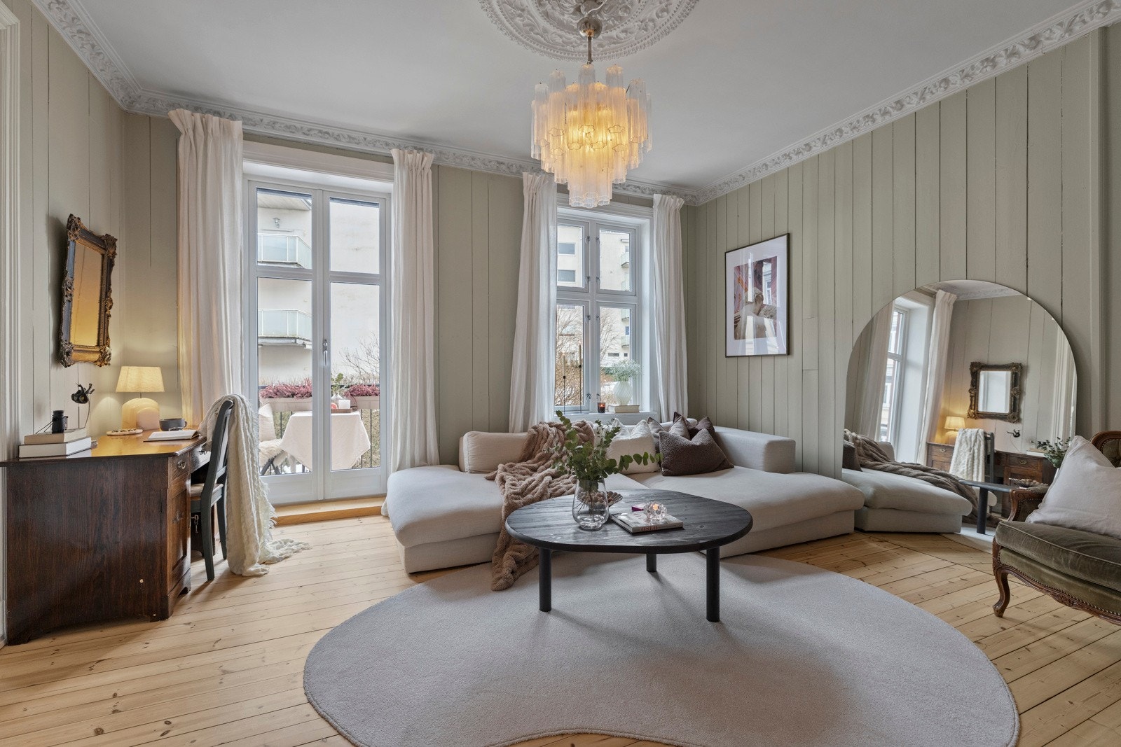 Romslig og tiltalende stue med utgang til balkong. Galleribilde