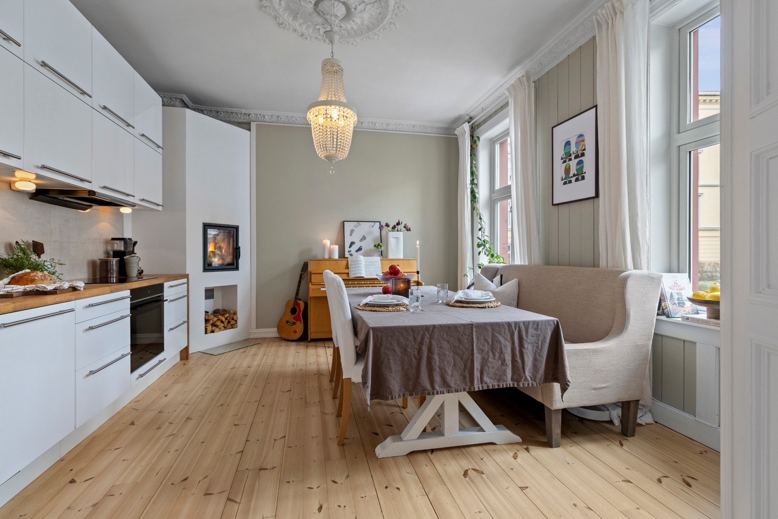 Koselig spisekjøkken med peis og god plass til stor spisestue Galleribilde