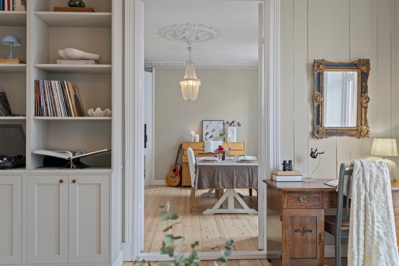 Detalj med plassbygget skap i stuen. Galleribilde