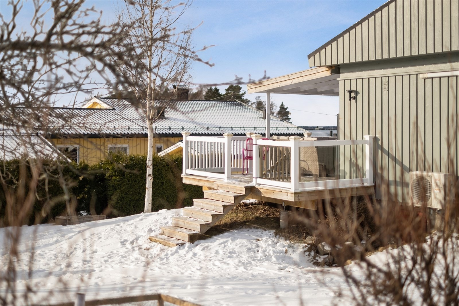 Fra terrassen er det trapp ned til hagen, som er opparbeidet med gressplen og beplantning. Galleribilde