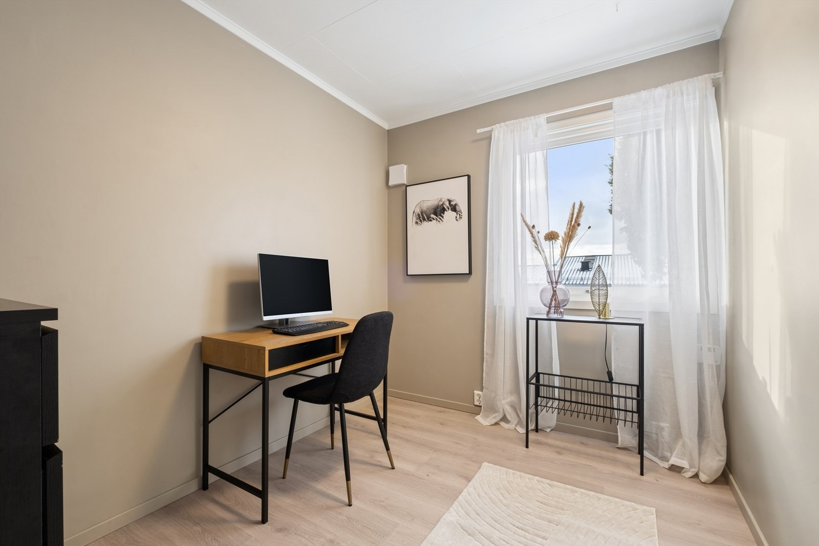 Det fjerde soverommet kan enkelt benyttes som kontor, gjesterom eller lekerom. Soverommet er utstyrt med varmematter i gulvet for ekstra komfort. Galleribilde