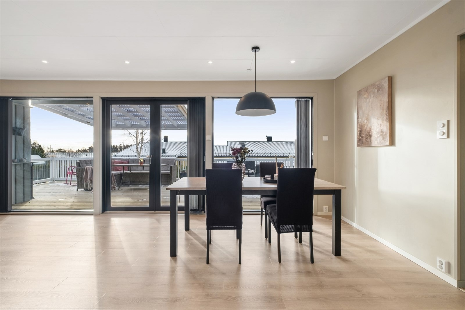 Spisestuen har god plass og en terrassedør fra 2022 som knytter inne- og uterommet sammen. Galleribilde