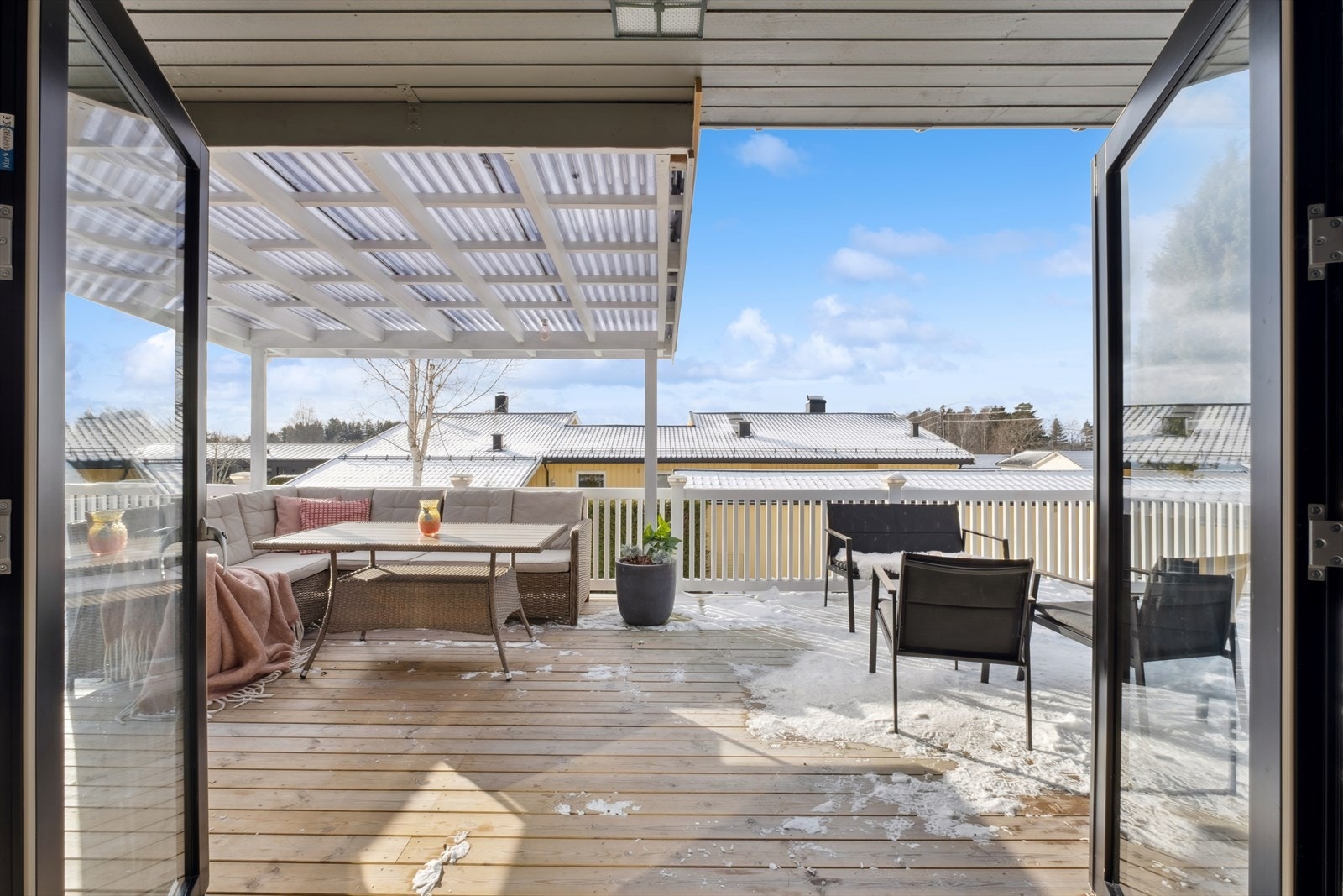 Store glassdører ut til uteplassen. Galleribilde