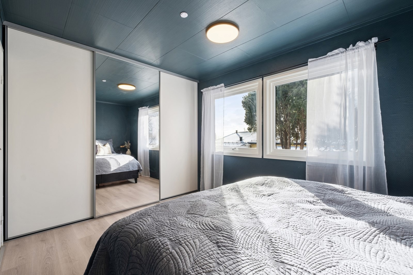 Hovedsoverommet har god plass til en stor, tilpasset garderobeløsning. Galleribilde