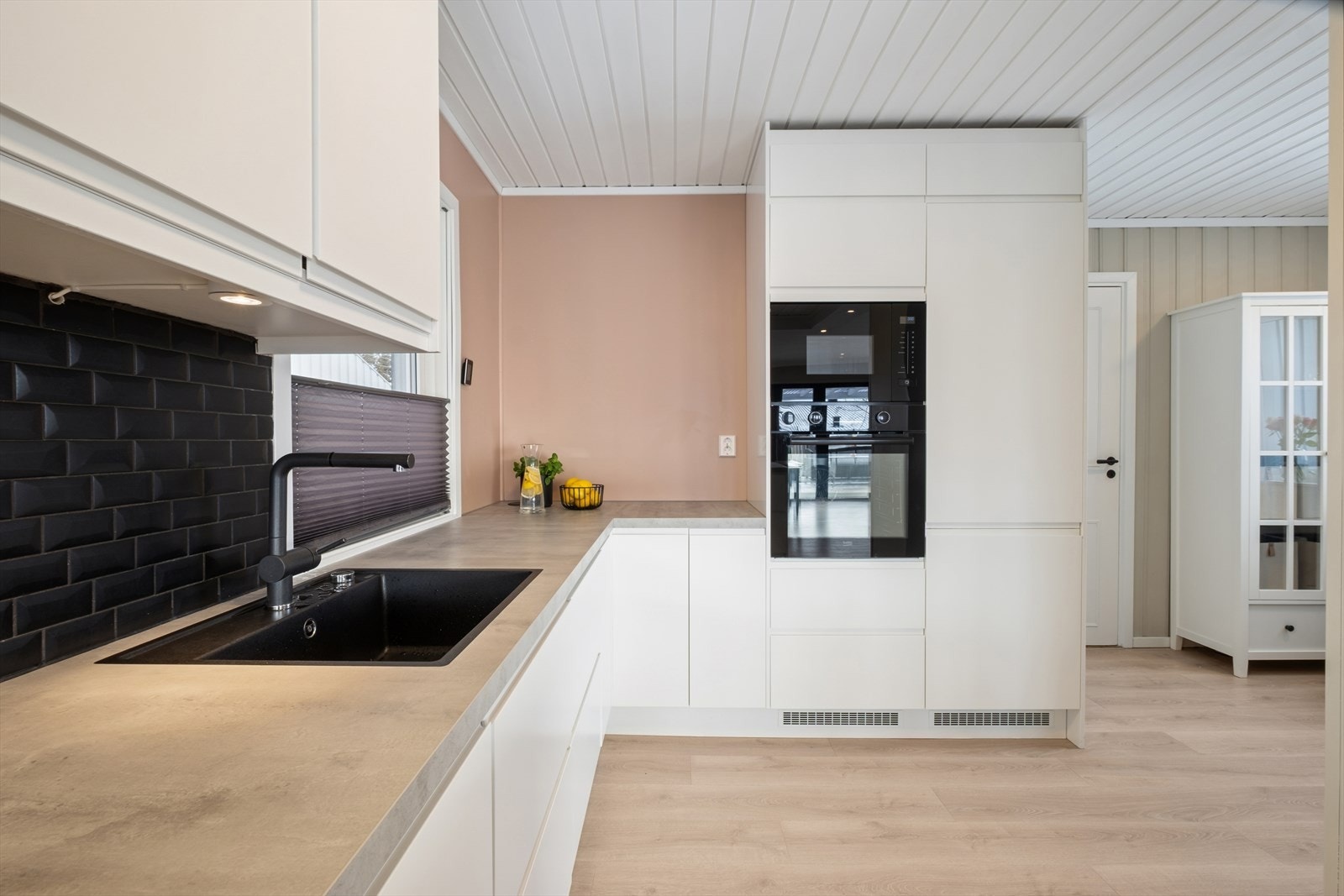 Alle hvitevarer er integrert, inkludert komfyr, mikrobølgeovn, kjøleskap og oppvaskmaskin. Galleribilde