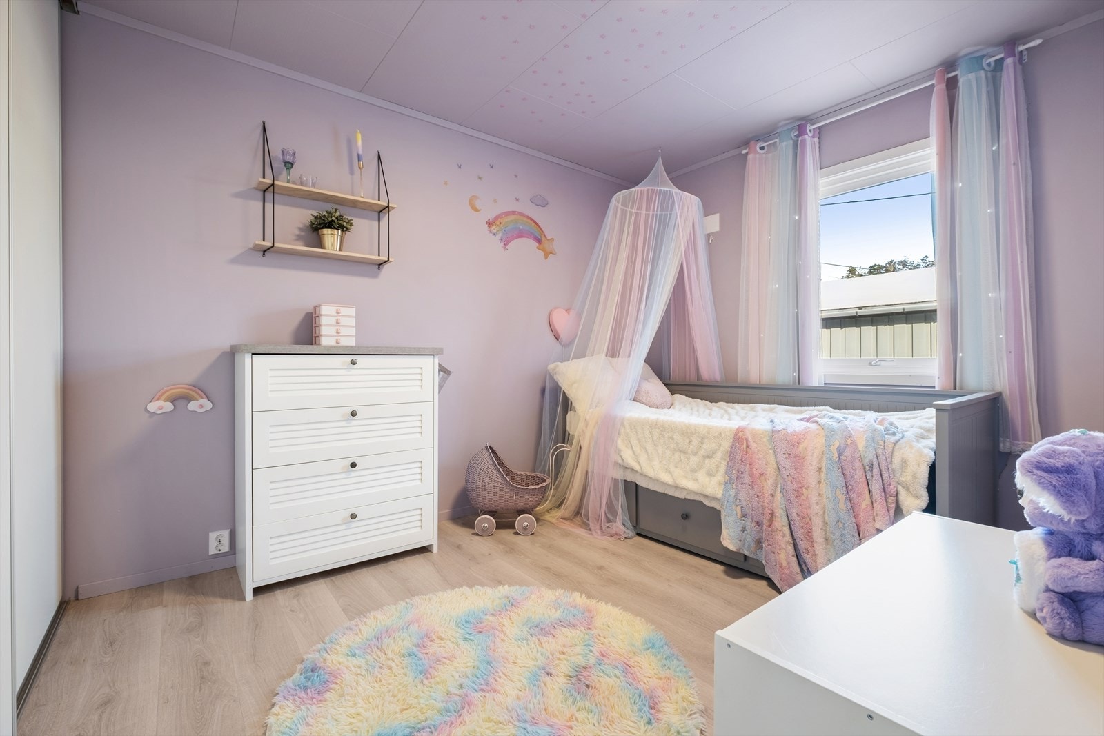 Et lyst og trivelig rom som egner seg godt som barnerom. Galleribilde