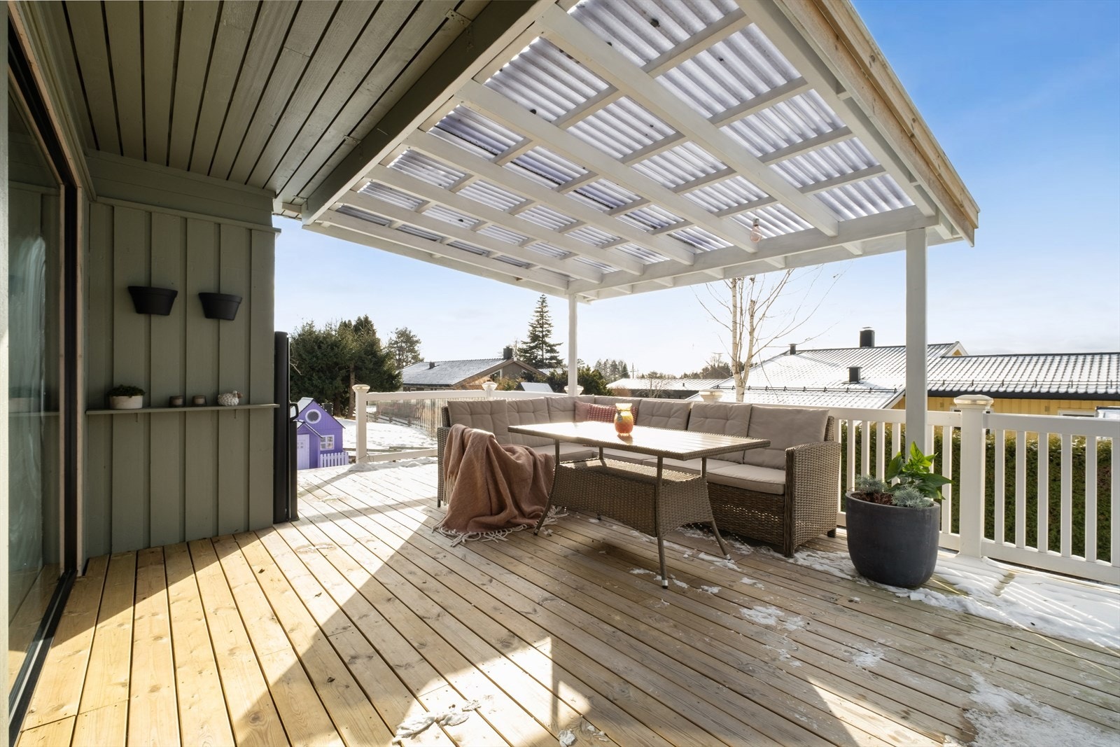 Den romslige terrassen på 45 kvm har god plass til både sittegruppe og spisebord. Galleribilde