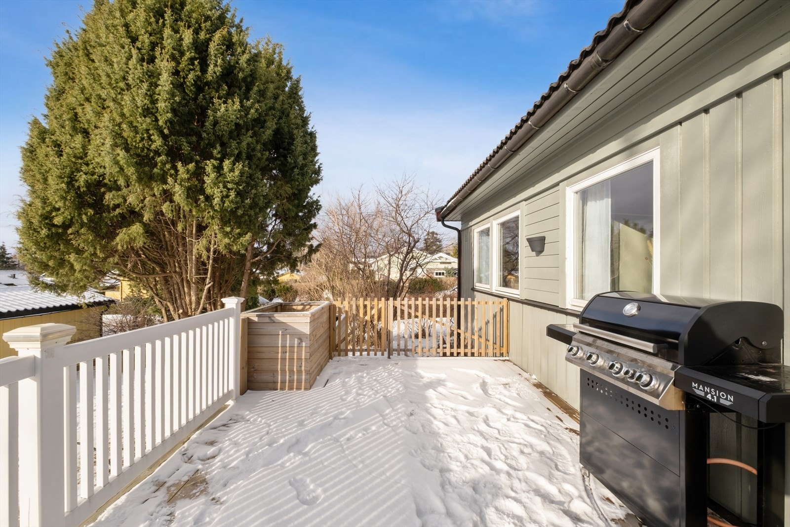 Terrassen er vendt mot sør-vest som gir gode muligheter for å nyte godværsdager. Galleribilde