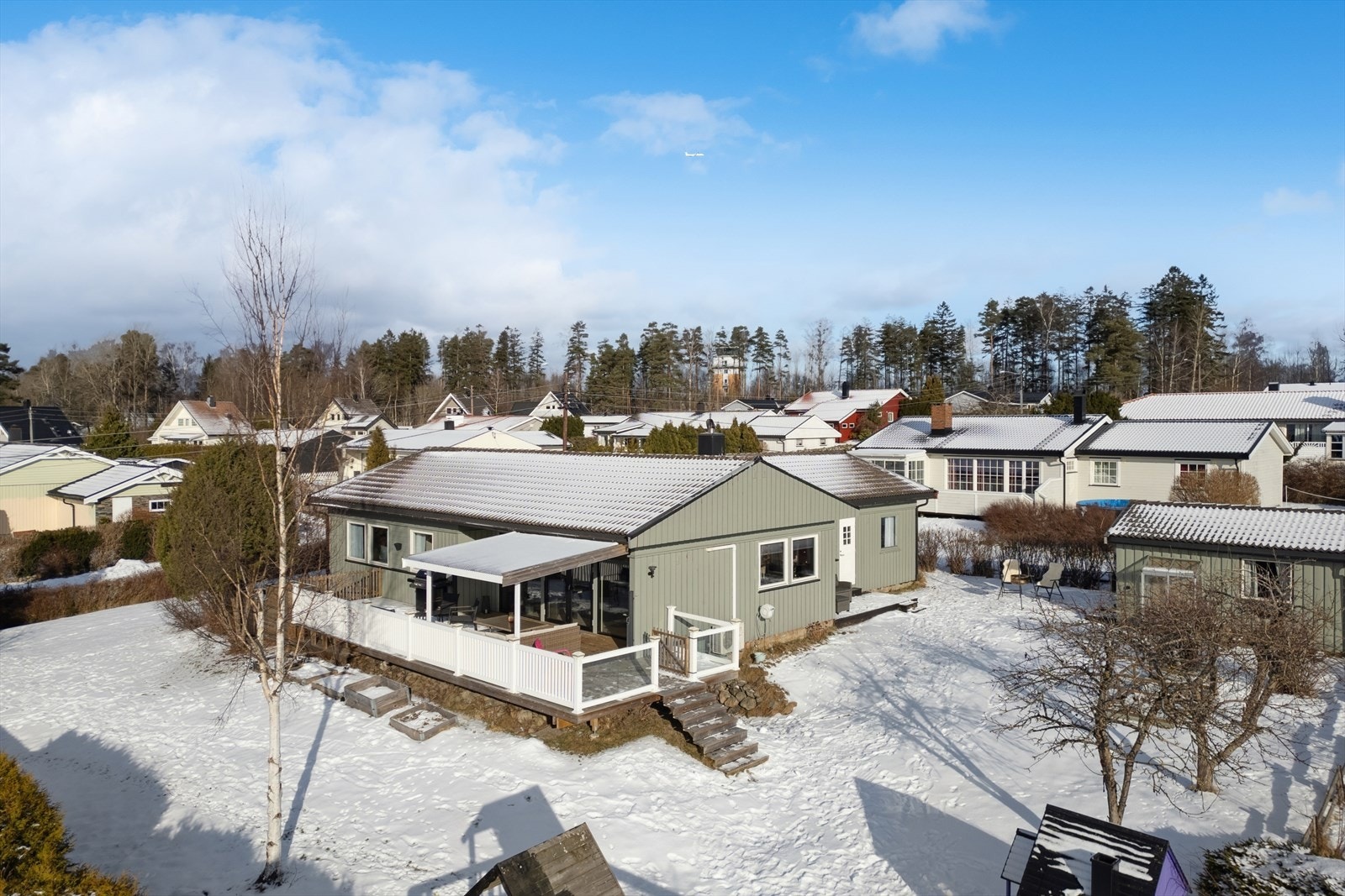 Praktisk enebolig med alt på ett plan, beliggende i et veletablert og familievennlig nabolag. Galleribilde