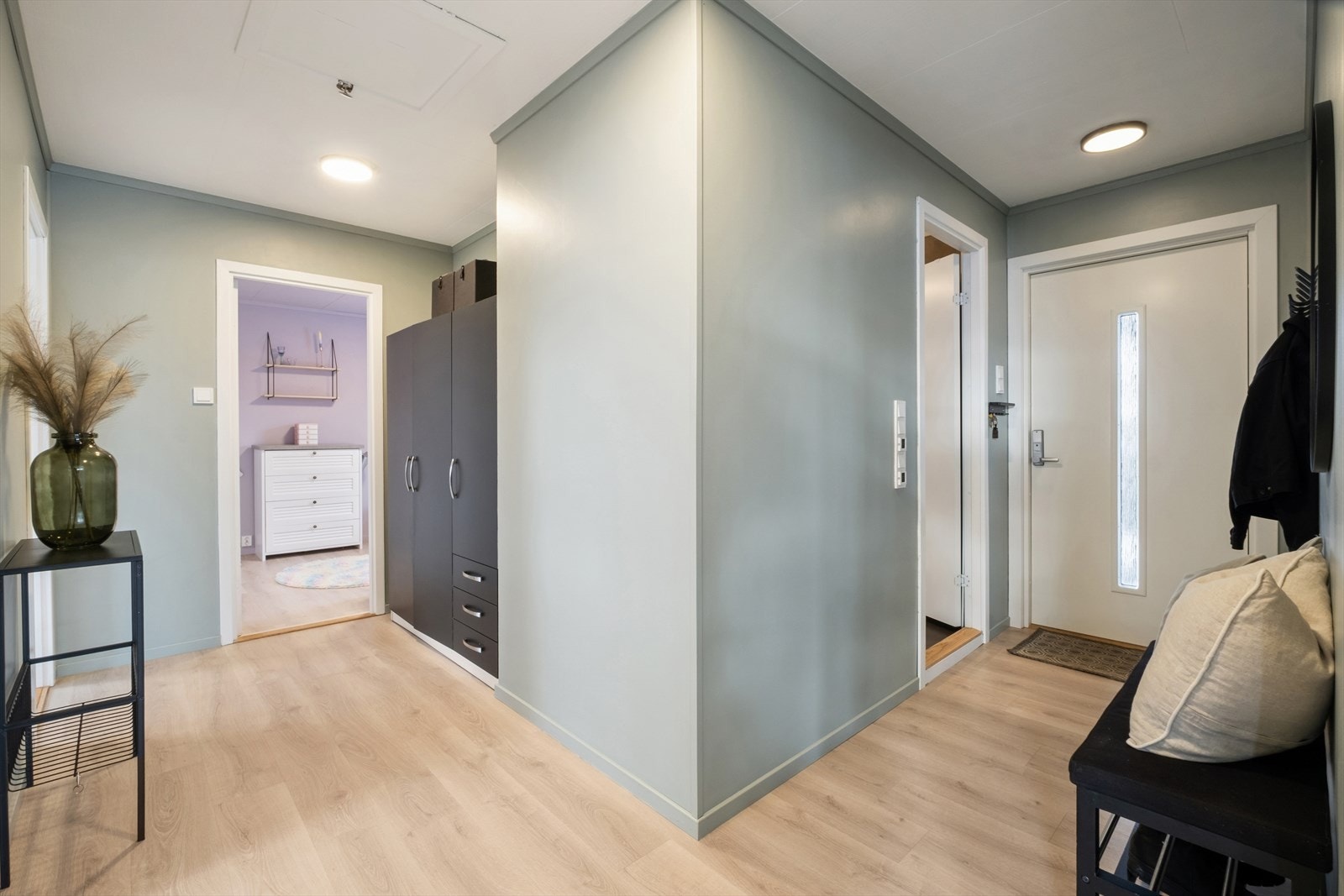 Lys entré med varmekabler i gulvet gir en behagelig velkomst. Galleribilde