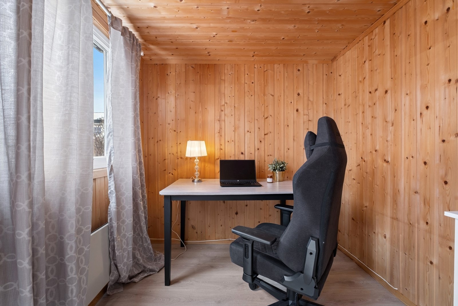 Annekset/uthuset har to rom. Det ene rommet er innredet som kontor og det andre er innredet som gjesterom. Rommene er ikke godkjent for varig opphold. Galleribilde