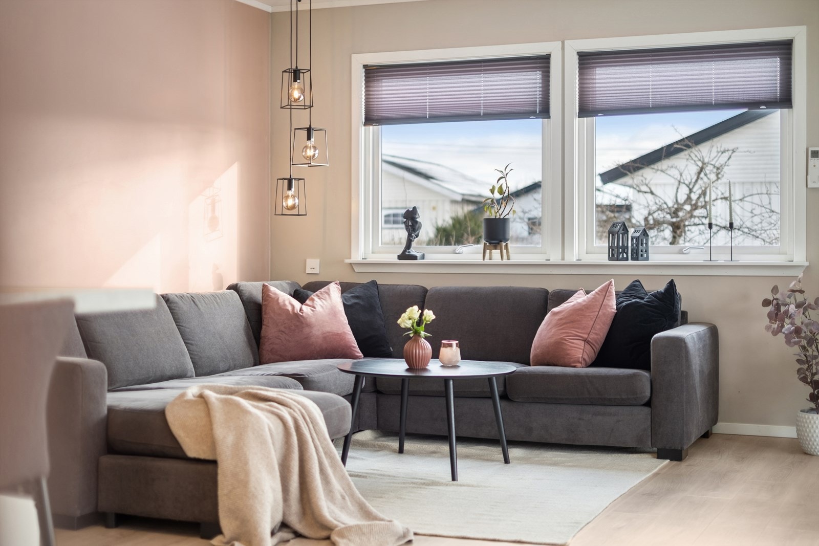 Det er varmekabler i entré/gang, stue/kjøkken, på bad og toalettrom, samt varmematter på ett soverom. Galleribilde