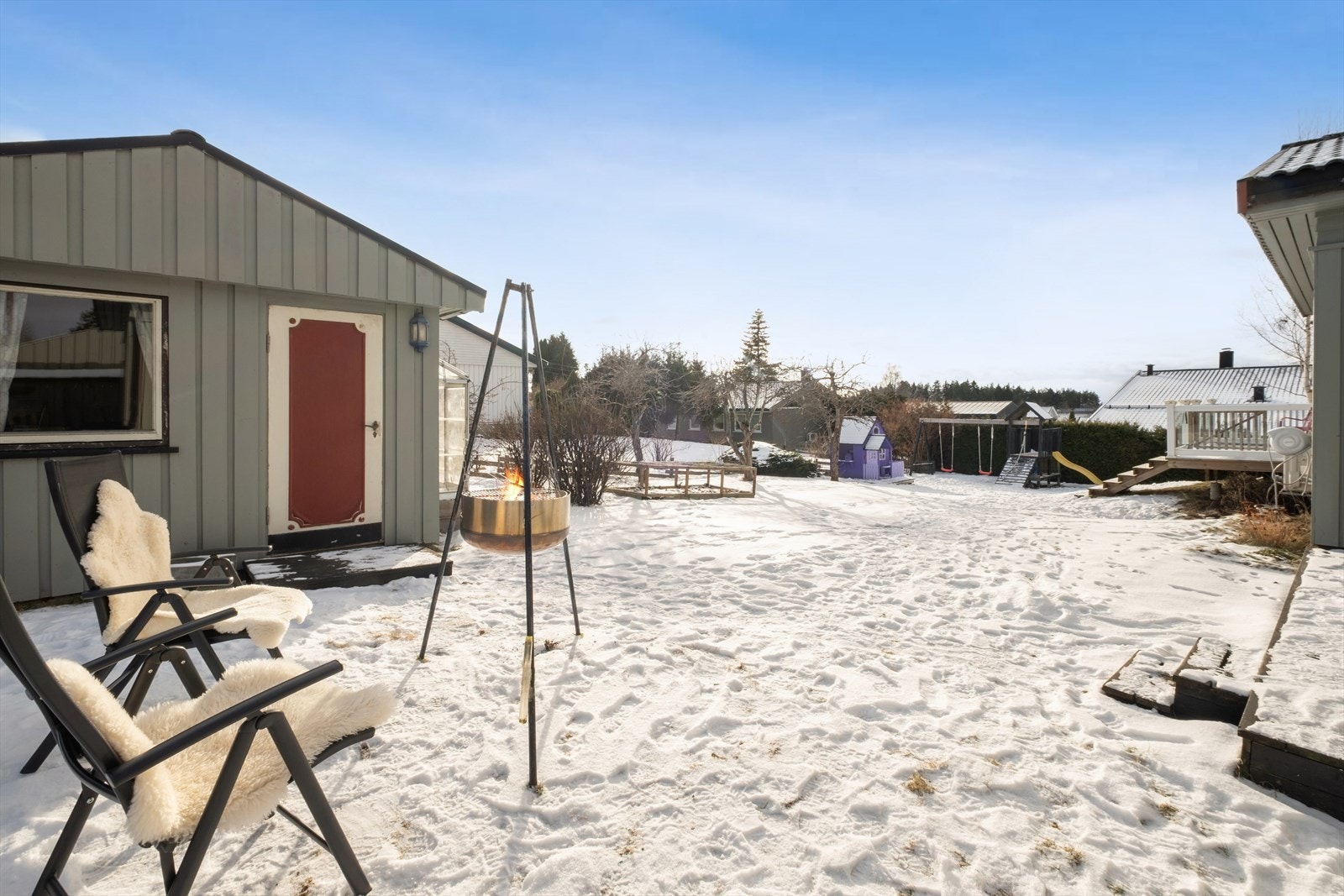 Stor og relativt flat tomt som gir gode lekemuligheter for barn. Galleribilde