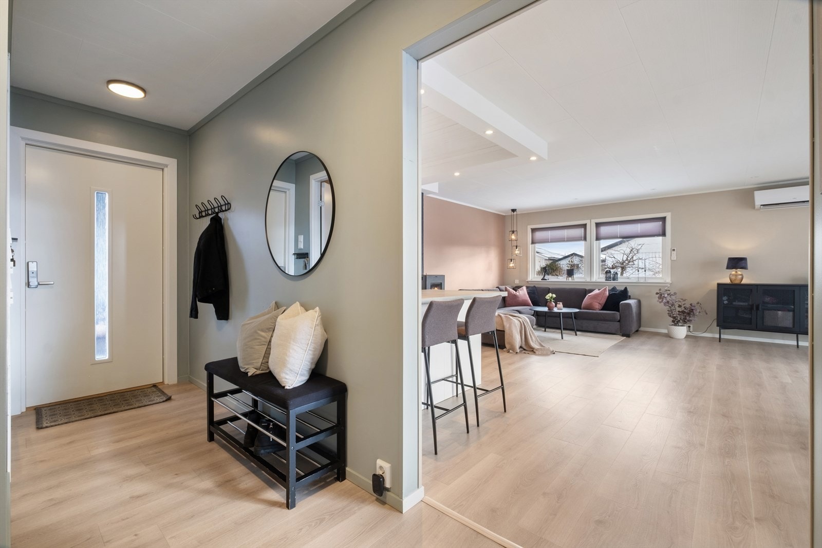 Fra entreen åpner boligen seg opp mot stuen og kjøkkenet. Galleribilde