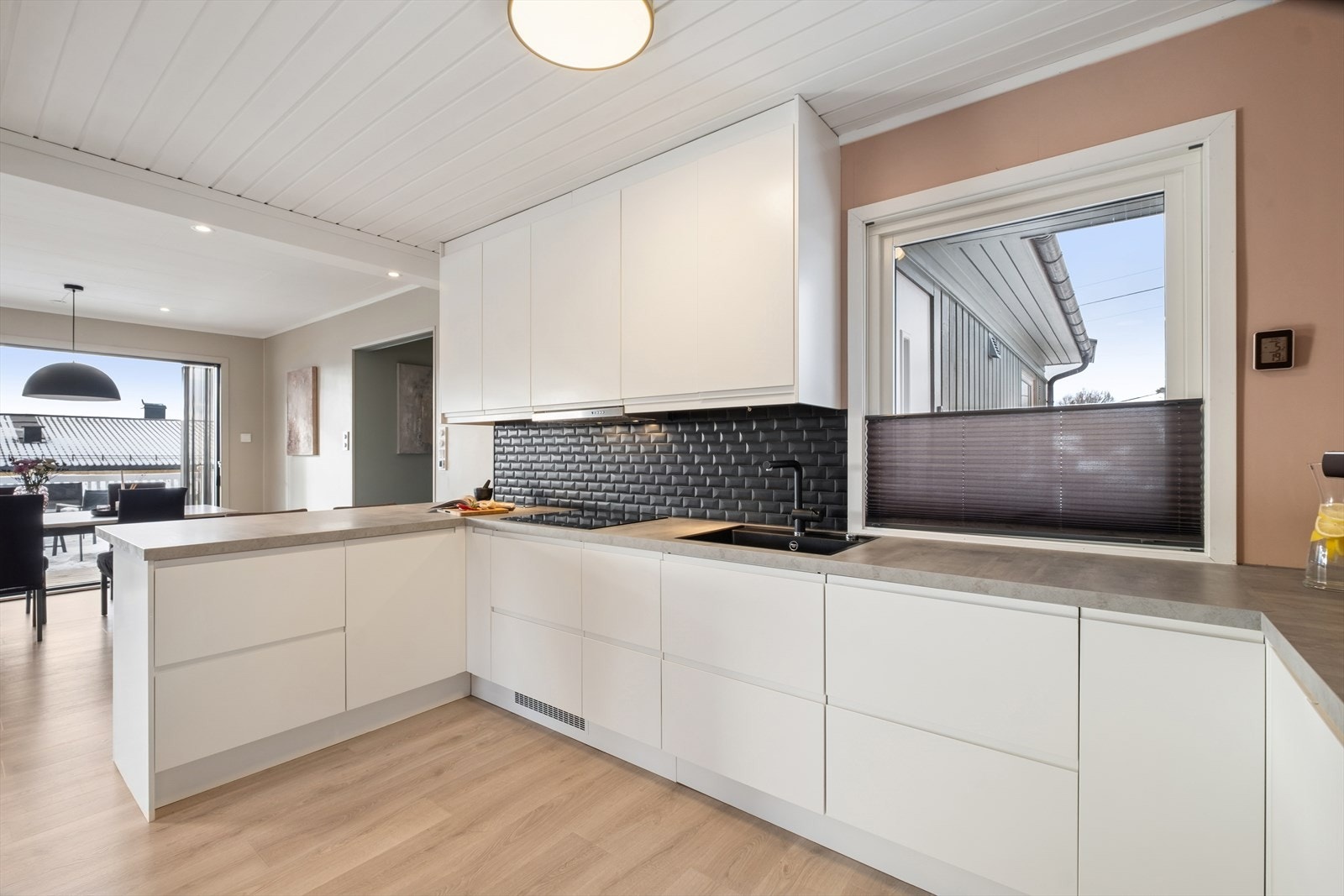 Kjøkkenet er praktisk utformet med god benke- og oppbevaringsplass. Galleribilde