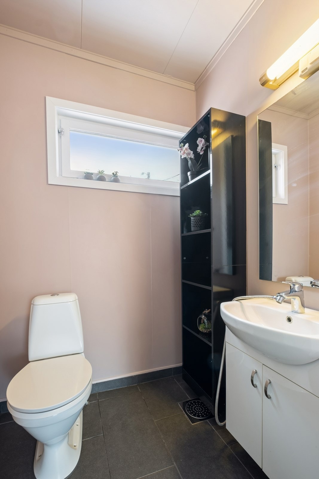 I tillegg til badet har boligen et praktisk, separat toalettrom med varmekabler i gulvet. Galleribilde