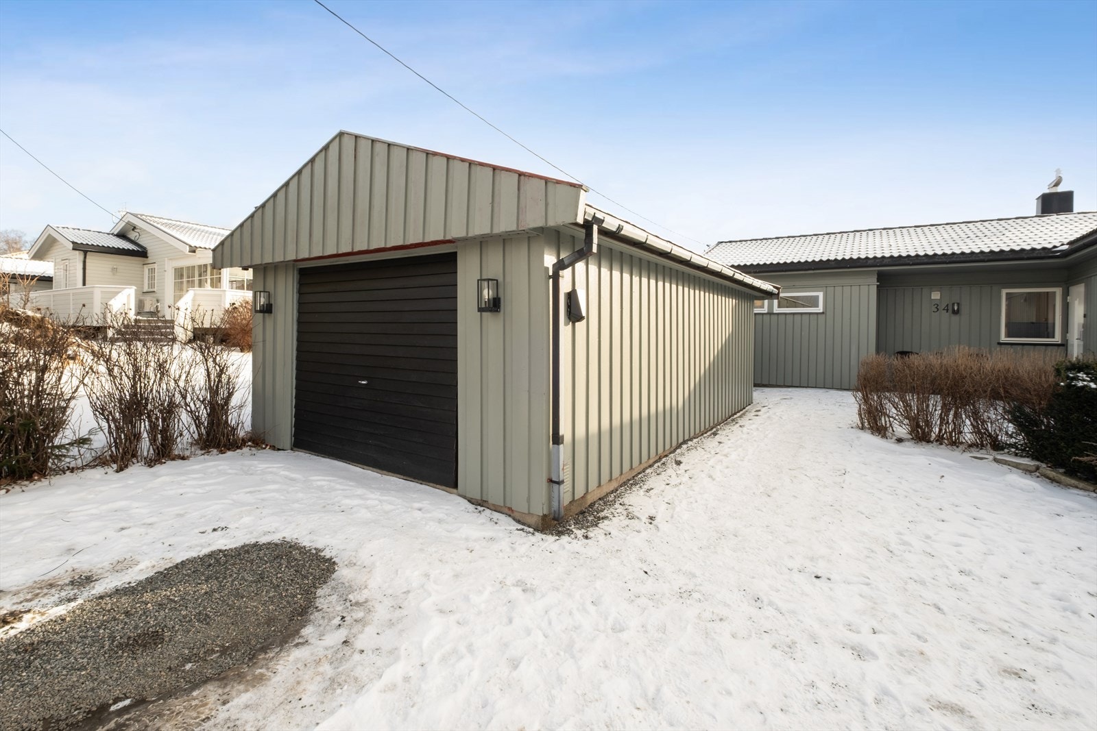 Romslig garasje på 29 m² og en stor utvendig bod på 16 m² gir rikelig med lagringsplass. Galleribilde