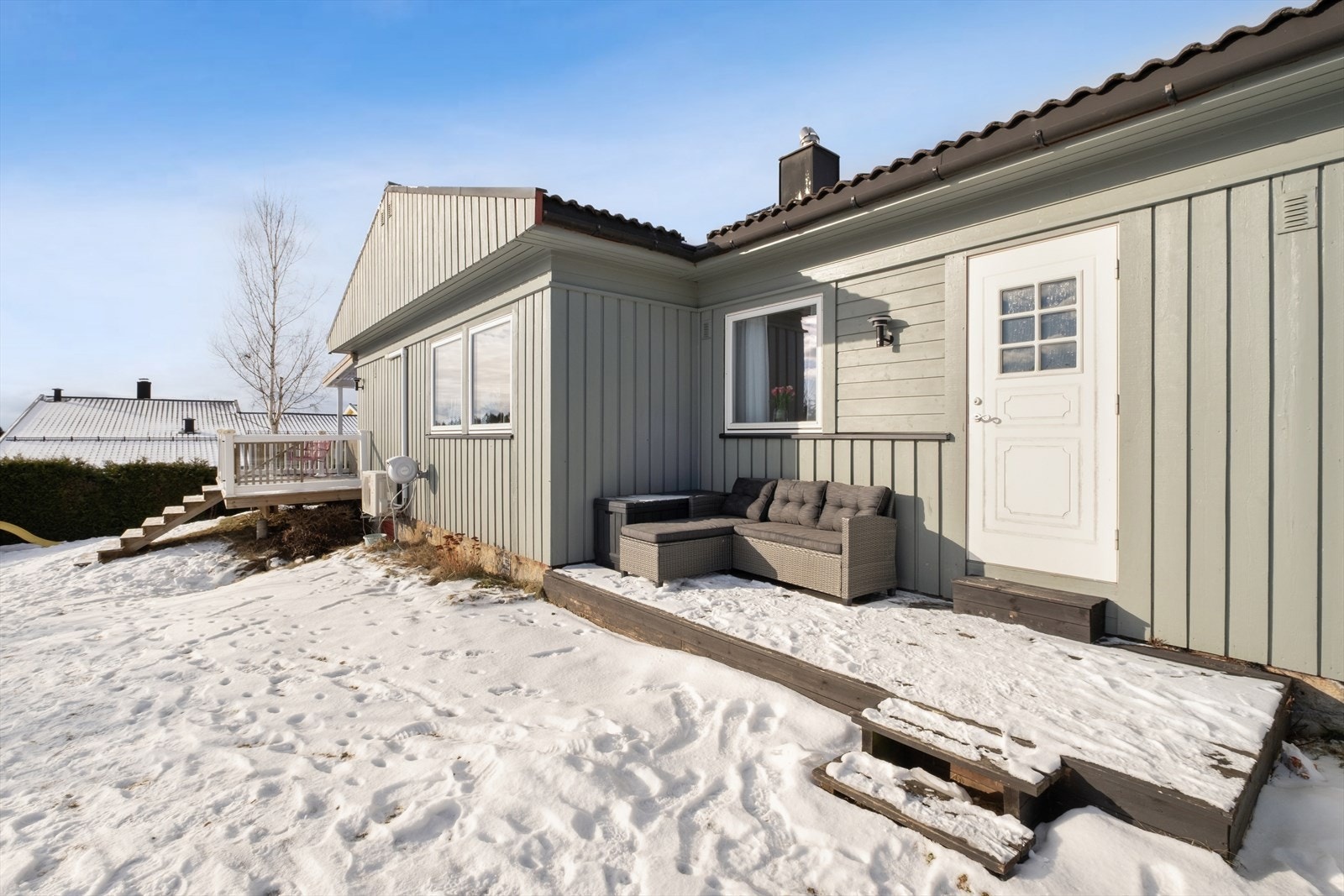 Boligen har også en terrasse på baksiden på 7 m², perfekt for en mindre sittegruppe. Galleribilde