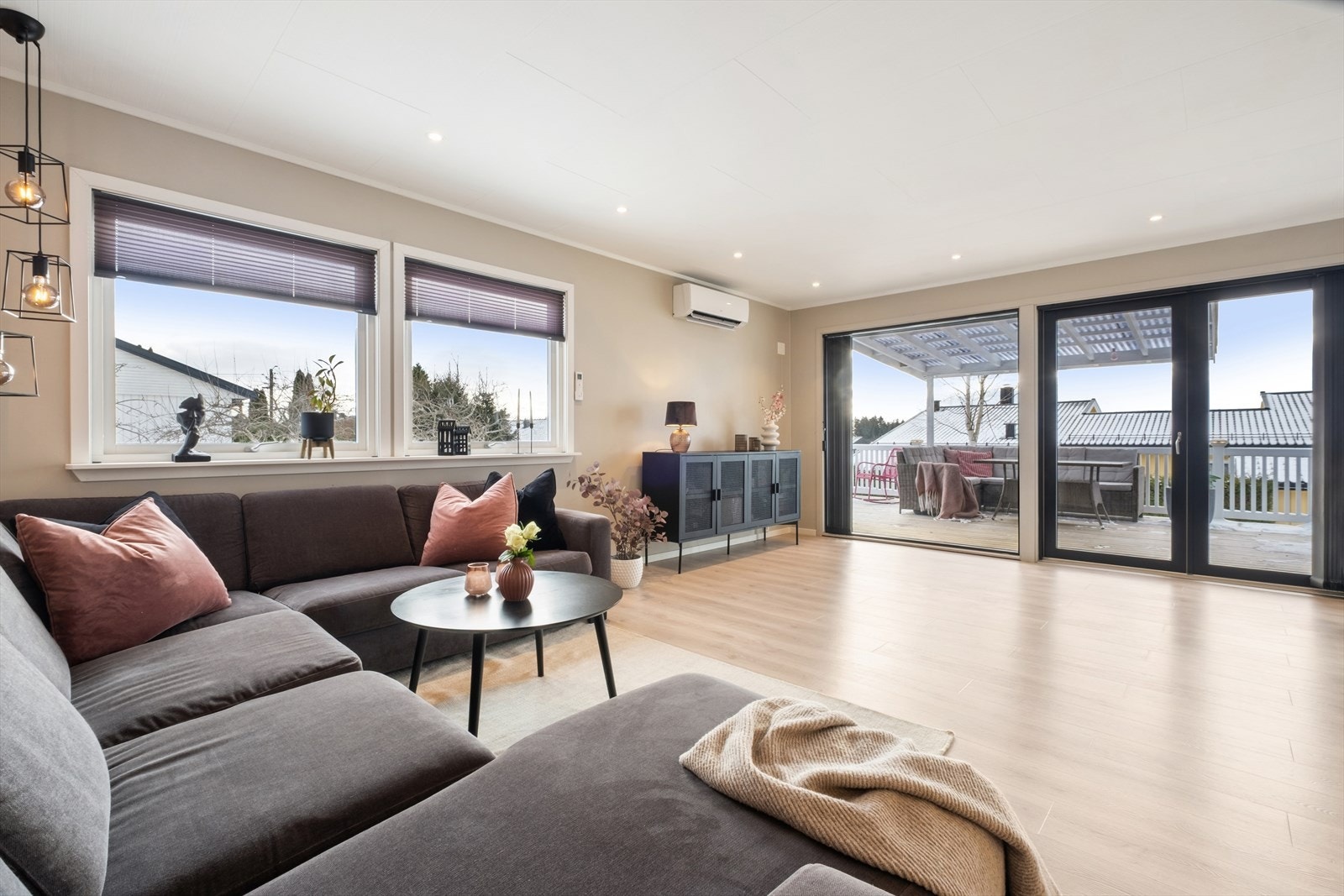 De fleste vinduene i boligen ble skiftet i 2022. Spotter i taket på kjøkken og i stue kan styres med app. Det samme gjelder spotter under skap/over benk på kjøkkenet. Galleribilde