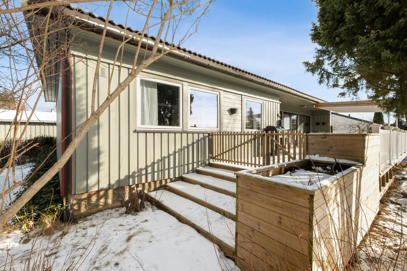 Fra terrassen har du enkel tilgang til en flott hage med boltreplass og gode muligheter for de som liker å pusle i hagen. Galleribilde