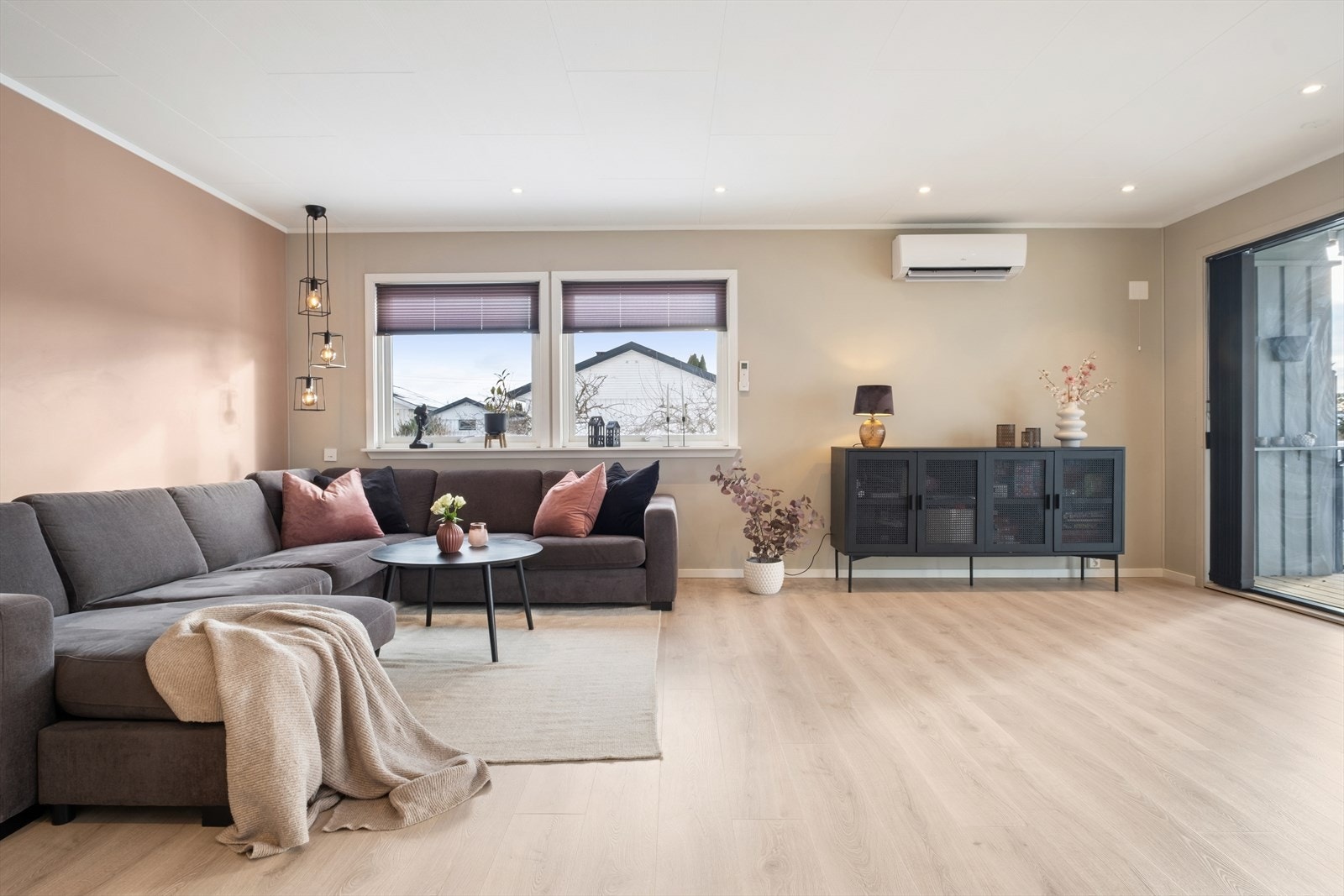 En energieffektiv varmepumpe fra 2022 sørger for jevn og behagelig temperatur i stuen. Galleribilde