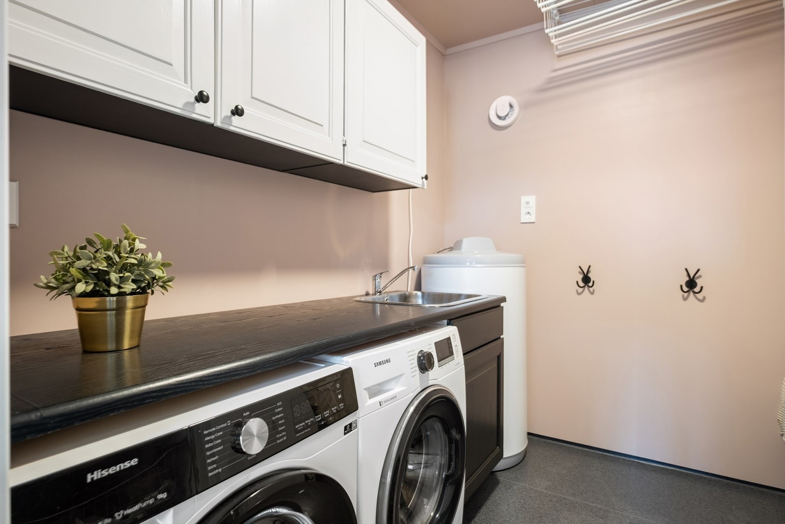 Separat vaskerom, oppgradert i 2022, med utslagsvask og opplegg for vaskemaskin. Galleribilde